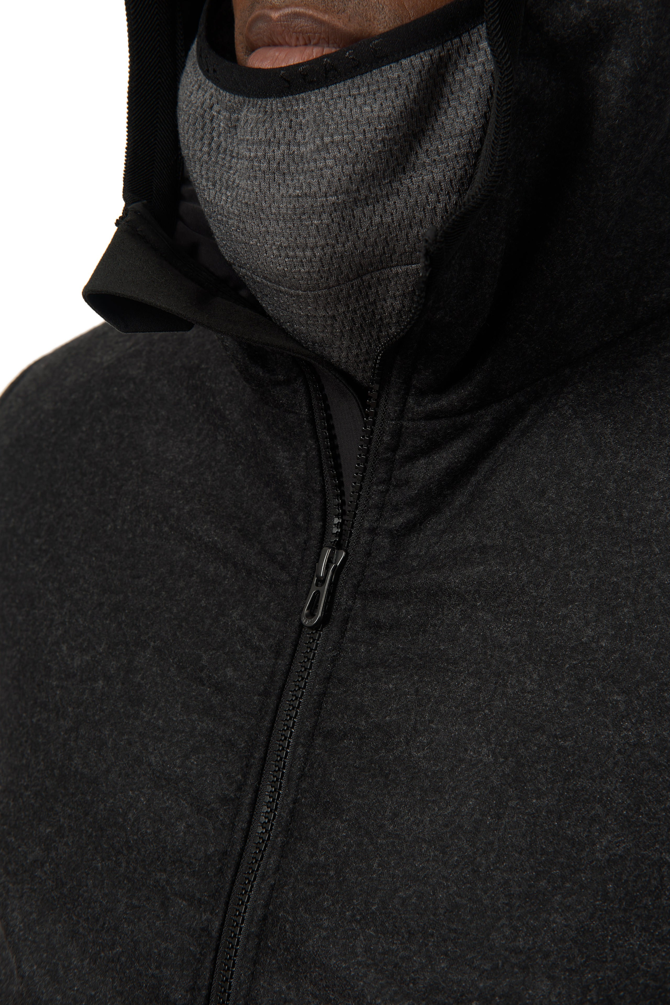 Detailaufnahme – Schwarzer Reißverschluss auf dunklem Stoff, Nahaufnahme.