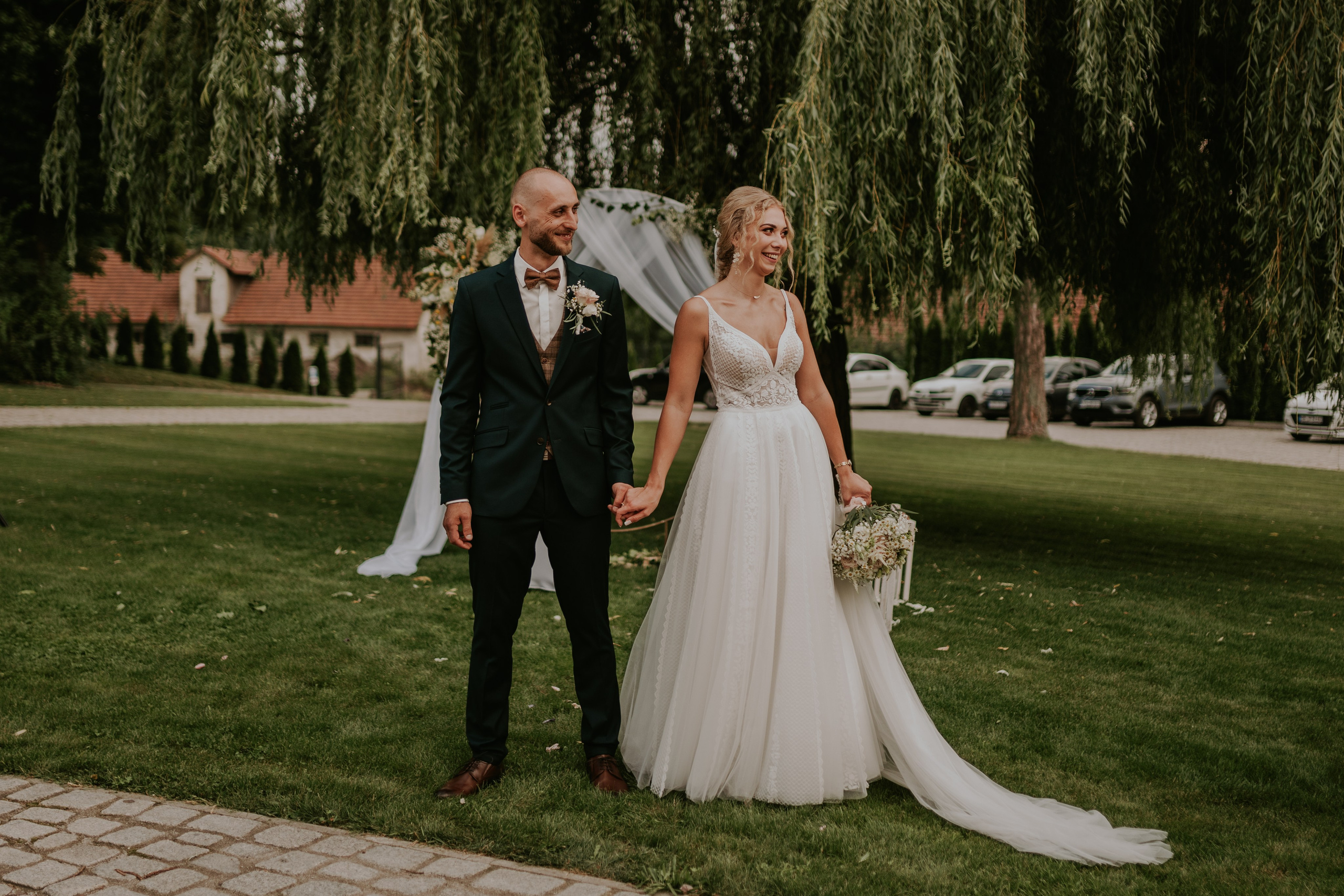 Dwór Wierzbno: plenerowy ślub pod wierzbą. Karkowskafoto - fotografia miłości