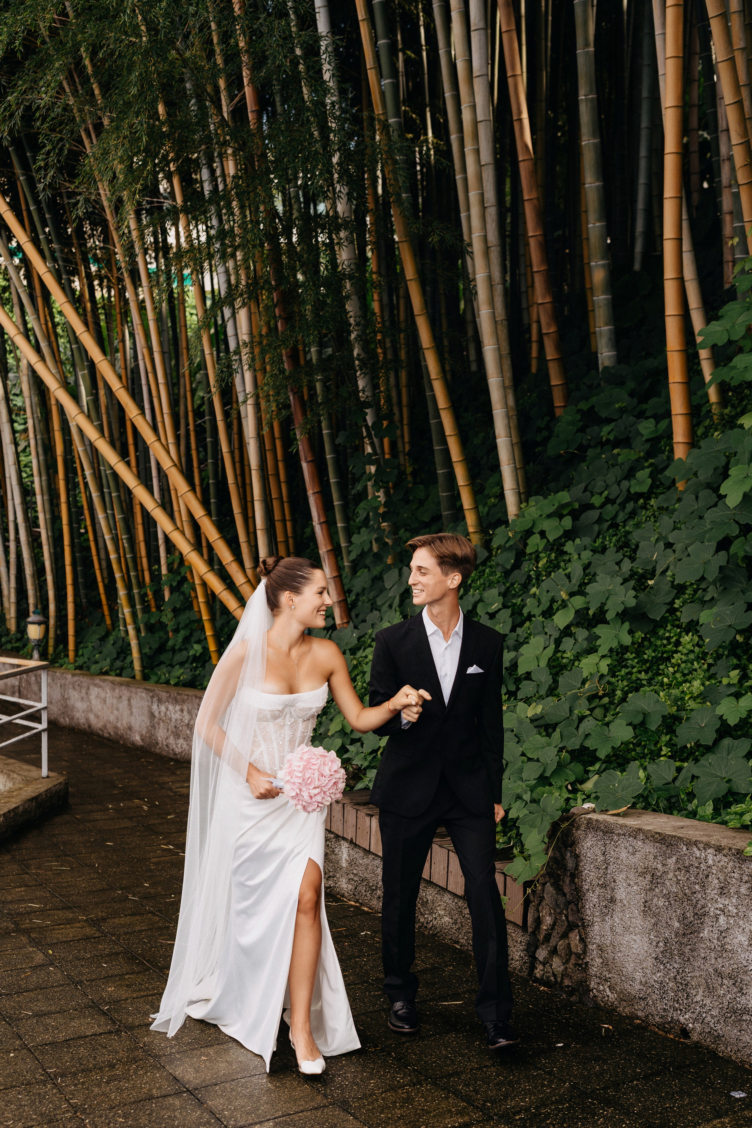 Меня зовут Валерия Азаренко, я свадебный и портретный фотограф. Снимаю в Батуми. Я провожу портретные съёмки, съёмки lovestory, съёмки свадебного дня и семейные. Цены и условия на сайте.