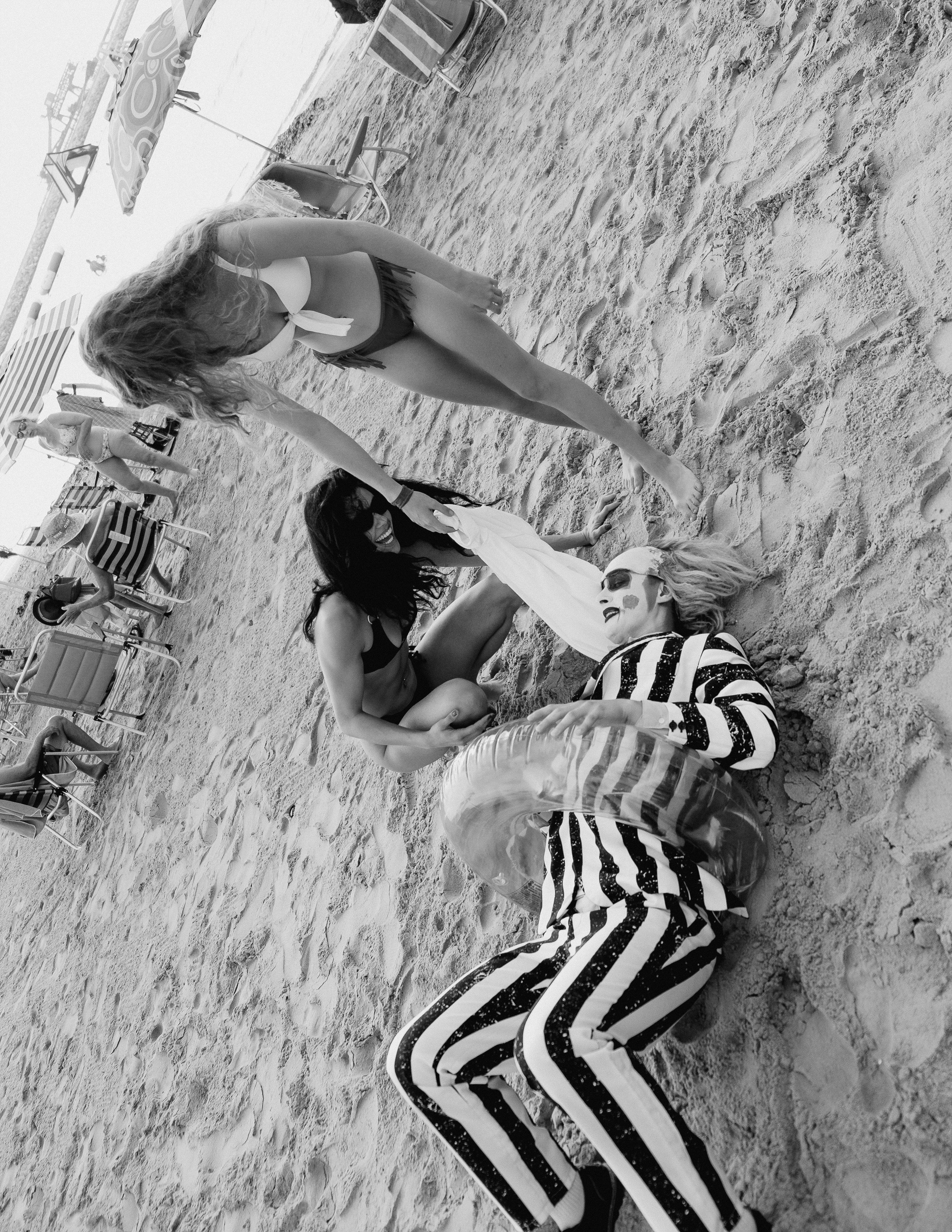 Beetlejuice на море: Экспериментальная фотосессия с цирковыми артистами — Фотограф Андрей Луковников