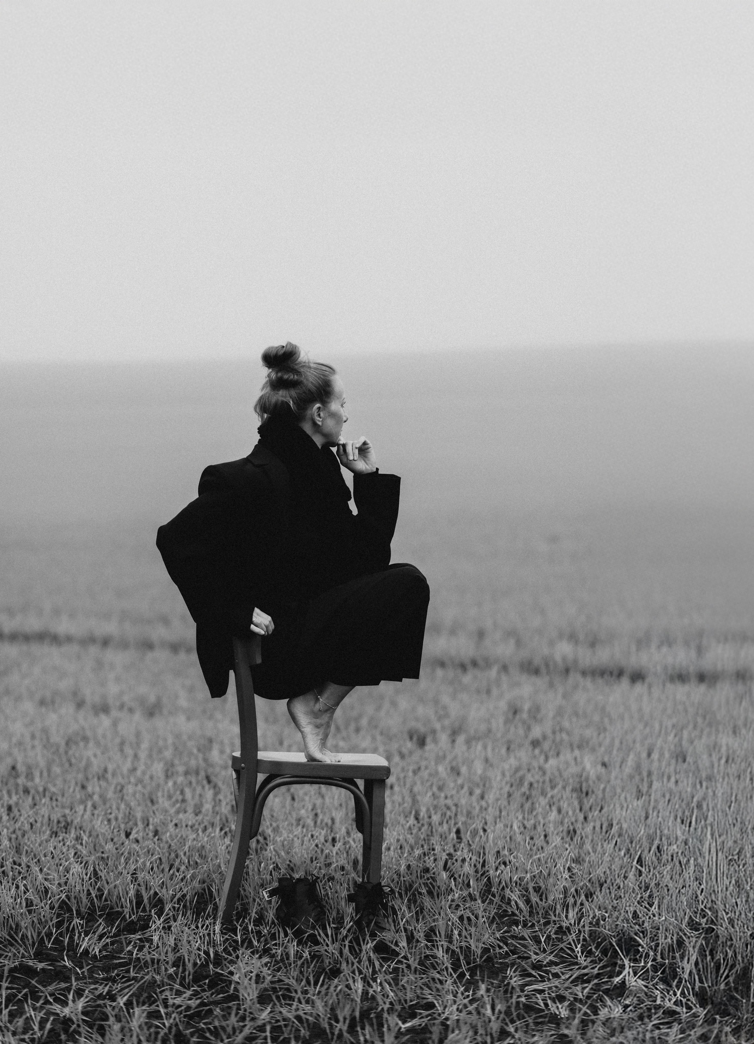 Natürliches Frauenporträt vor einer malerischen Landschaft