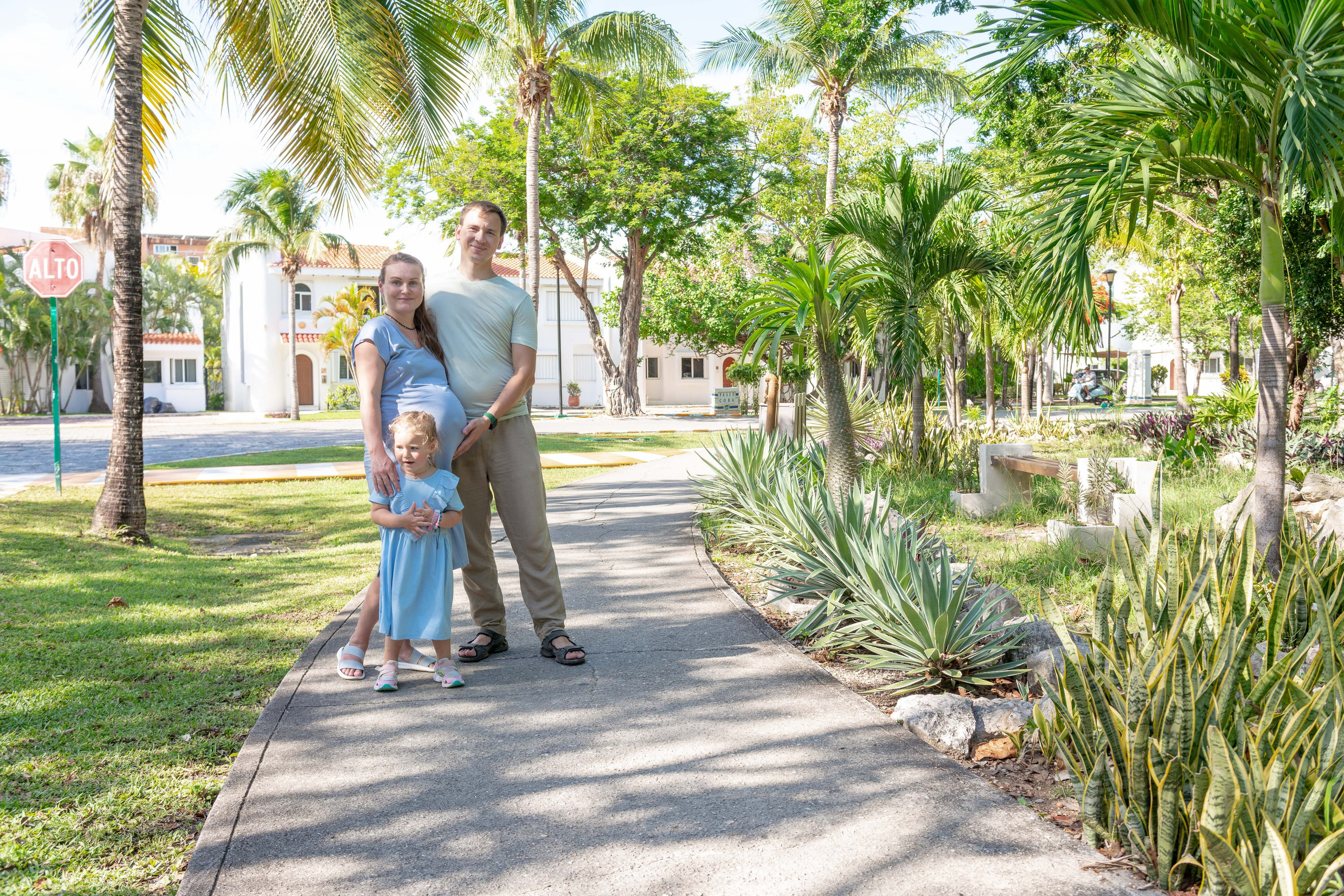 Sesión de Fotos Familiar de Embarazo: La Espera de un Nuevo Milagro. FOTÓGRAFO MÉXICO QUINTANA ROO