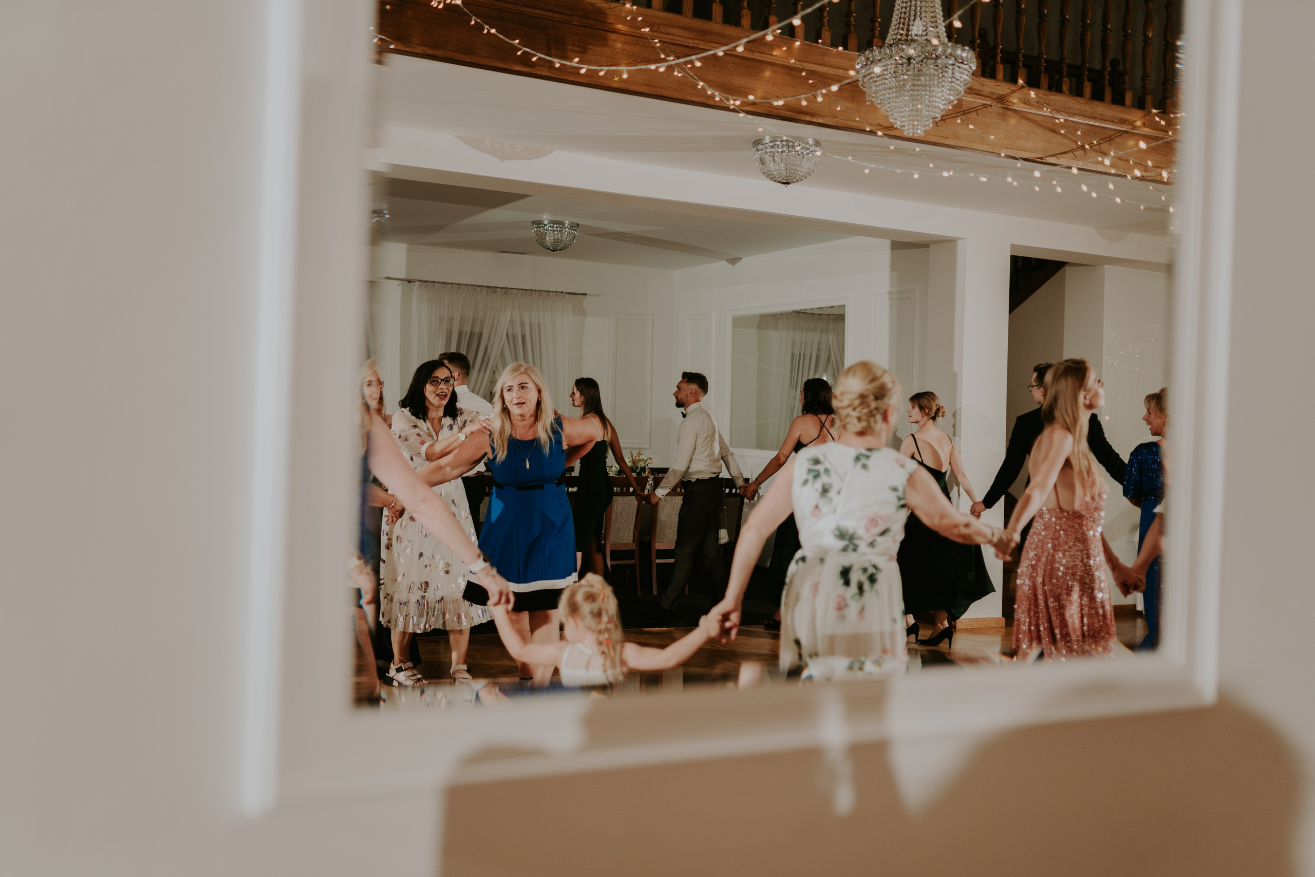 Dwór Wierzbno: plenerowy ślub pod wierzbą. Karkowskafoto - fotografia miłości