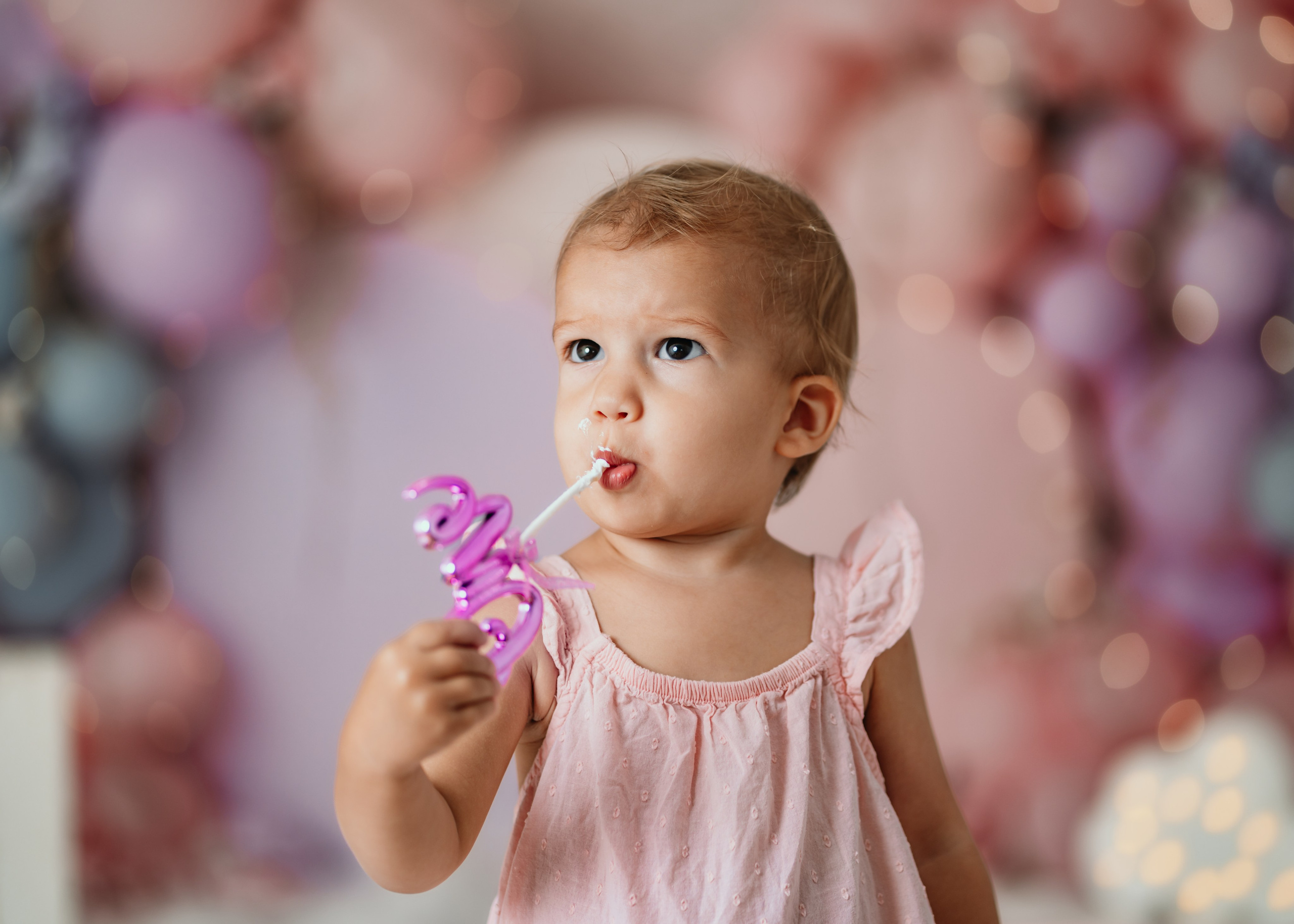 Cake smash slikanje u Beogradu – beba sa tortom i pastelnim balonima