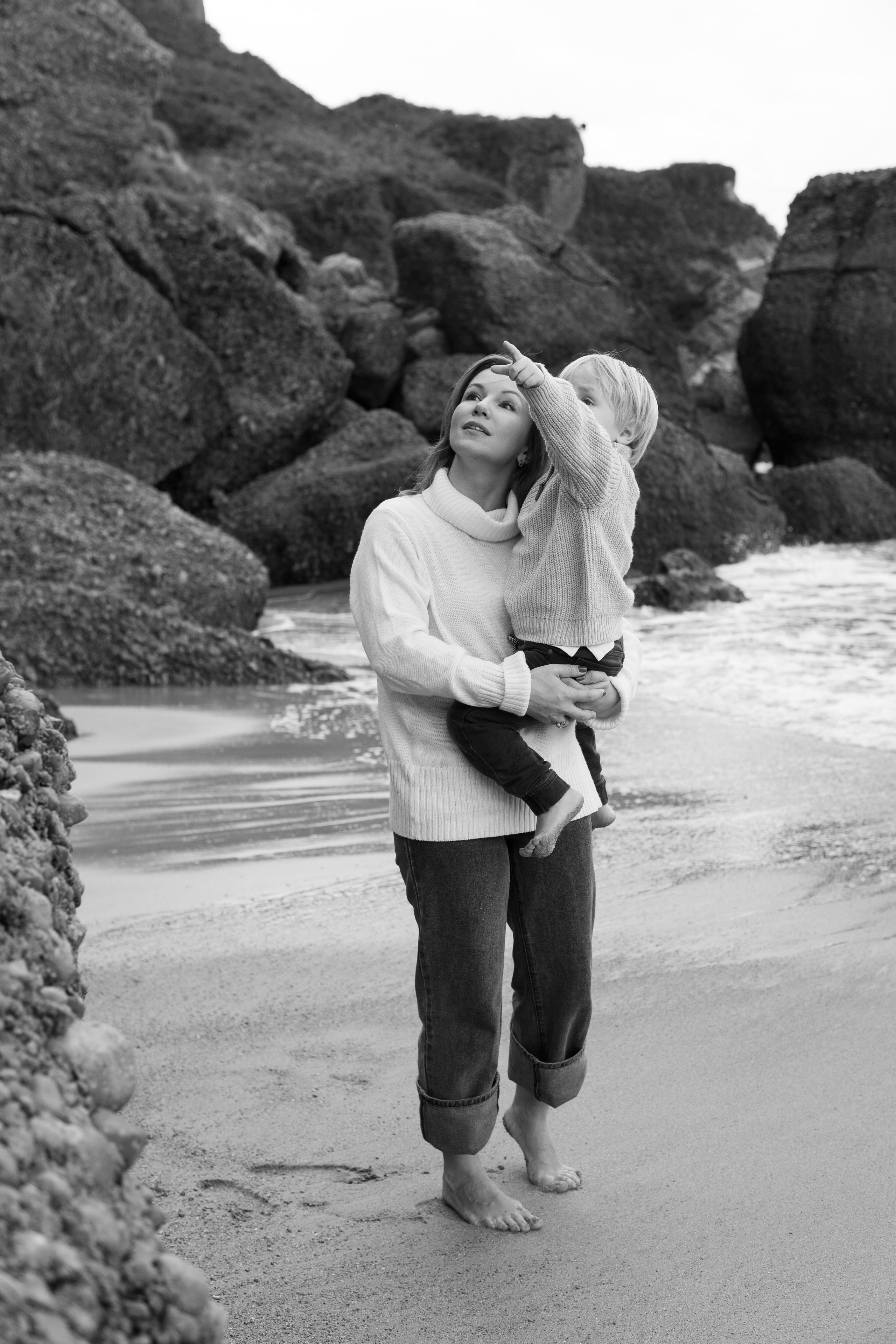 Family Beach Photo Session in Gijón, Spain — Mother and Kids at Playa de Ñora