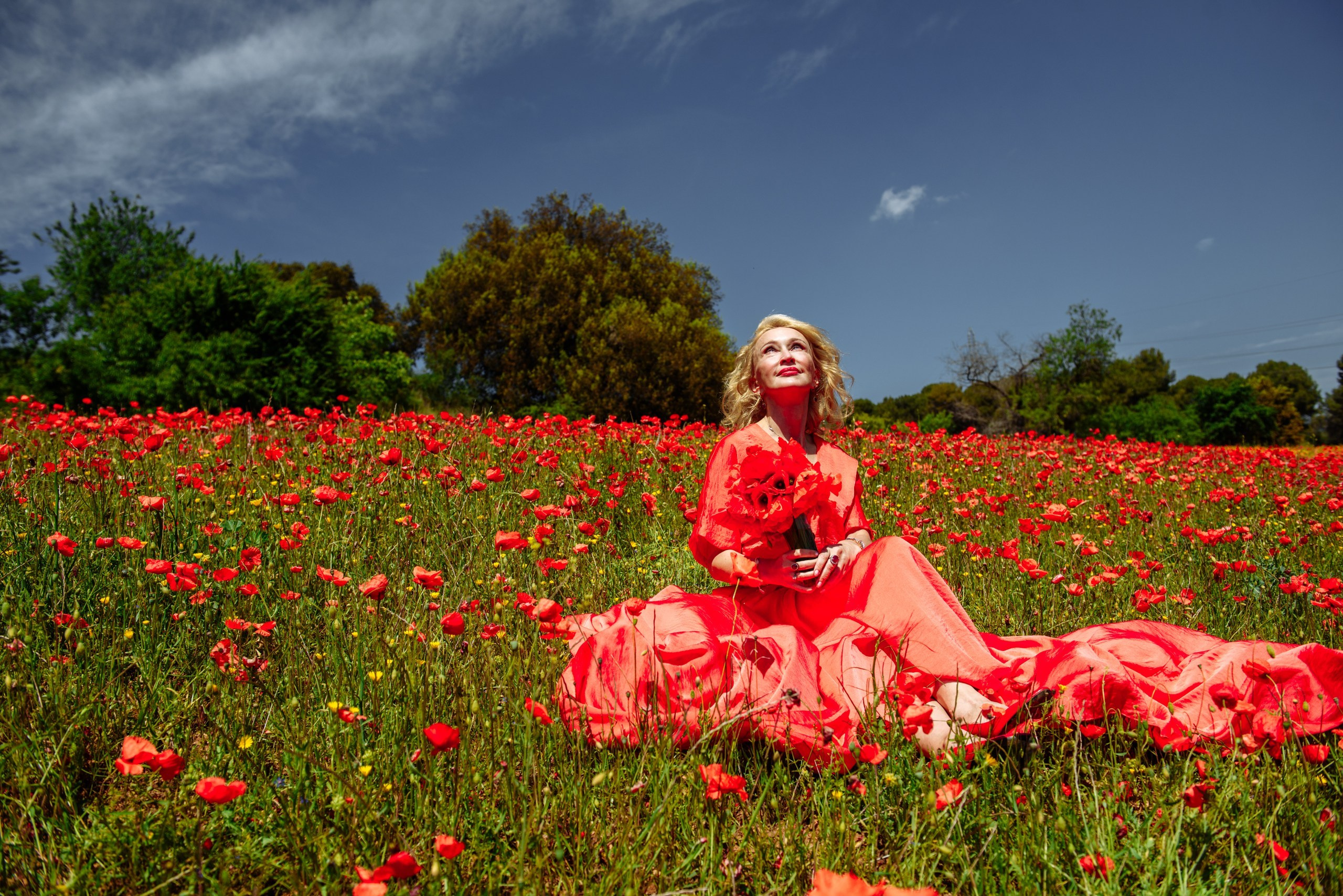 Olga Campos flores rojos. Фотограф Екатерина Гасанова — фотосессии в Барселоне