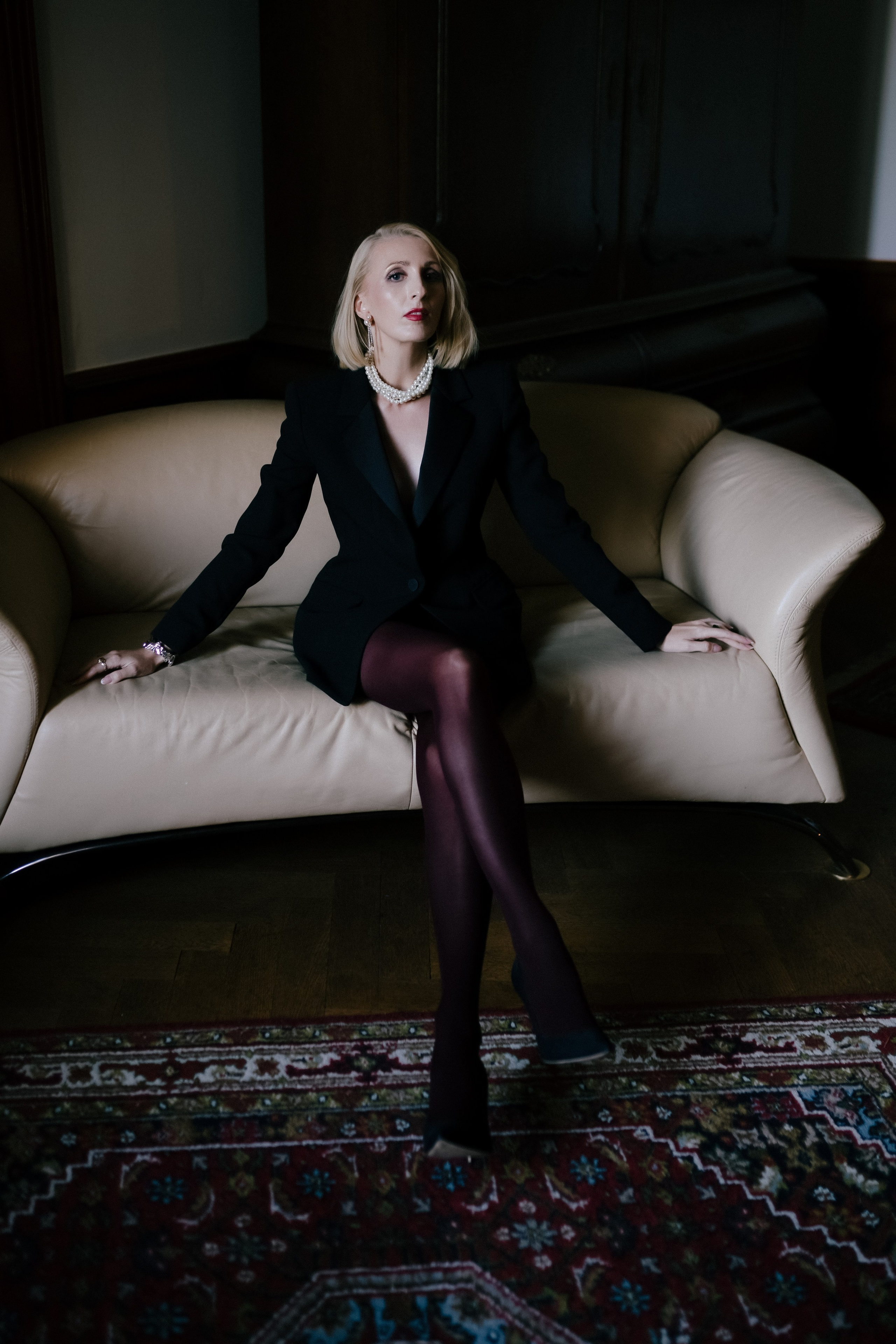 Stilvolles, elegantes Frauenporträt, das die Persönlichkeit und Eleganz der Frau unterstreicht