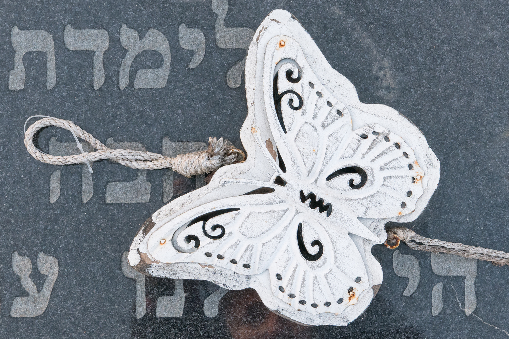 Фотопроект "Знаки памяти", посвященный сохранению памяти об умерших де. Фотограф Анна Резников