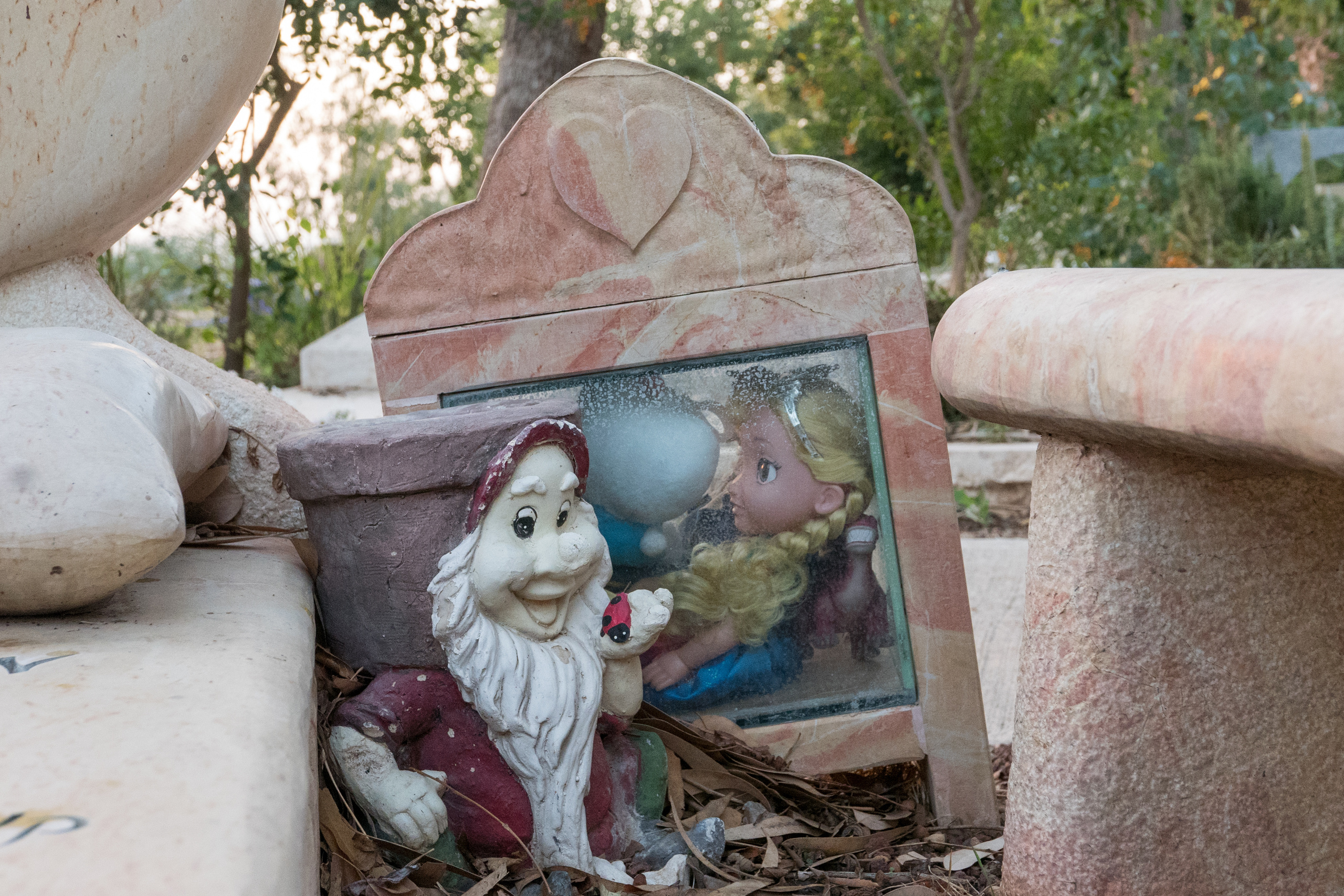 Фотопроект "Знаки памяти", посвященный сохранению памяти об умерших де. Фотограф Анна Резников