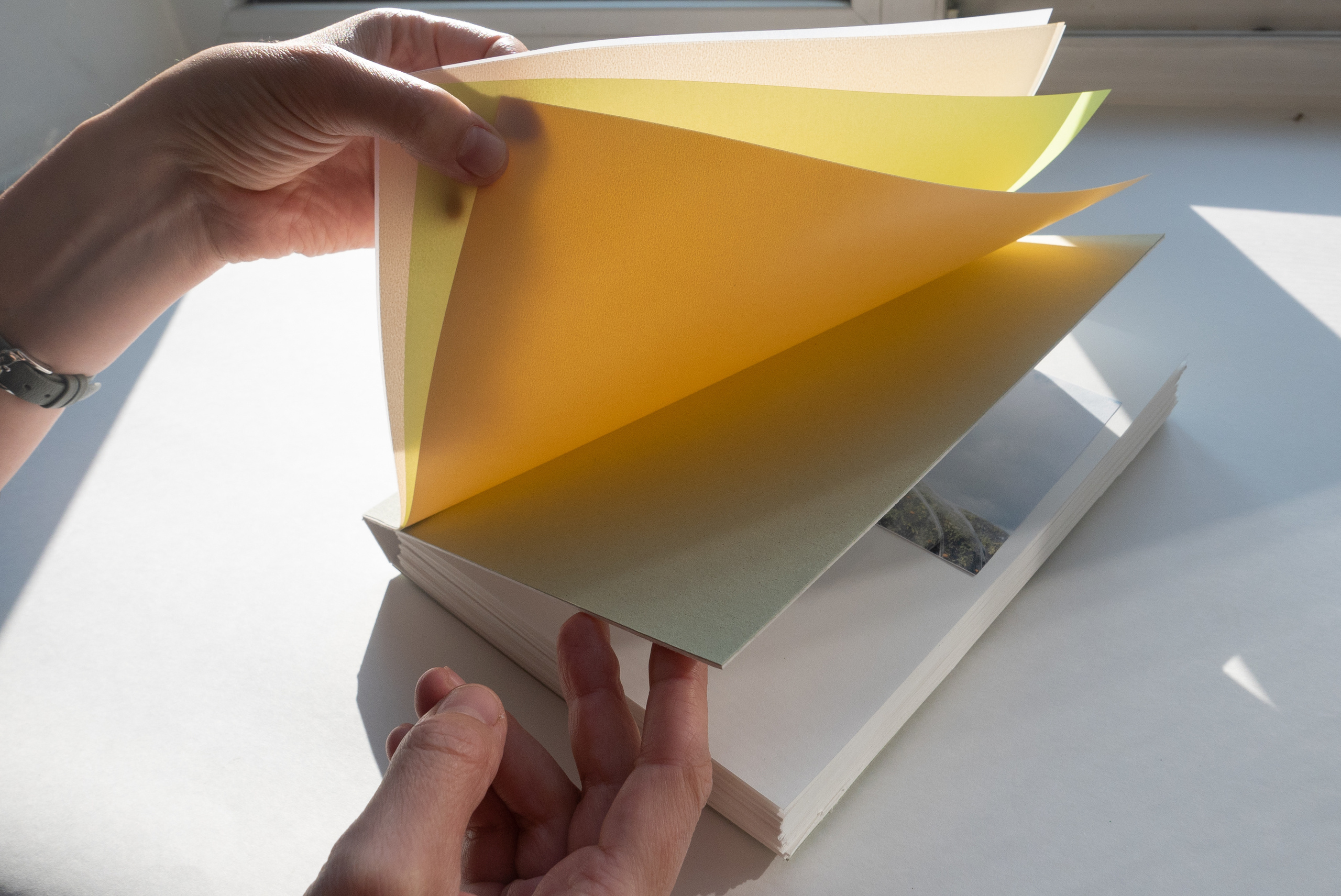 Фотопроект "Маятник" о родительском выгорании. Фотограф Анна Резников