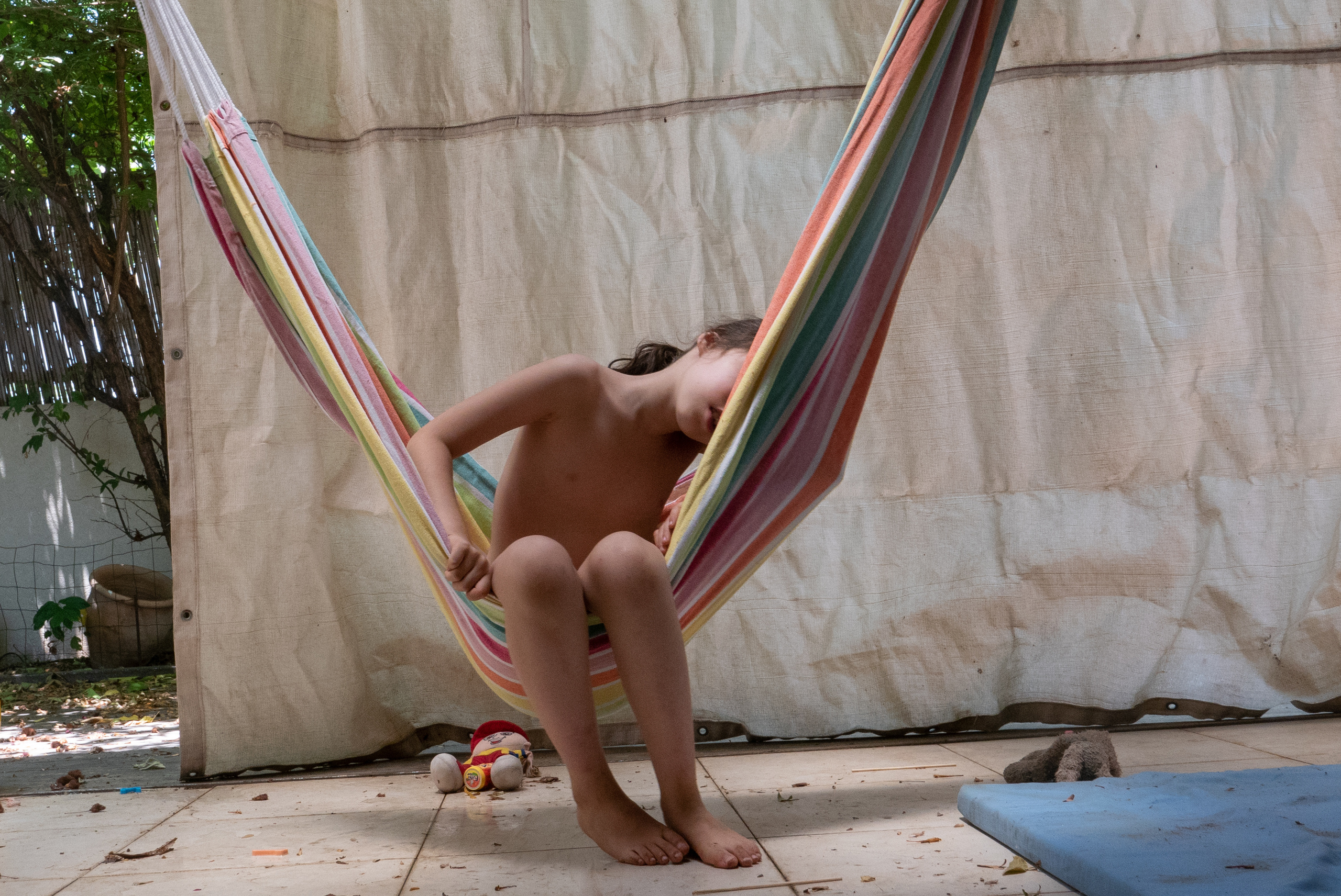 Фотопроект "Маятник" о родительском выгорании. Фотограф Анна Резников