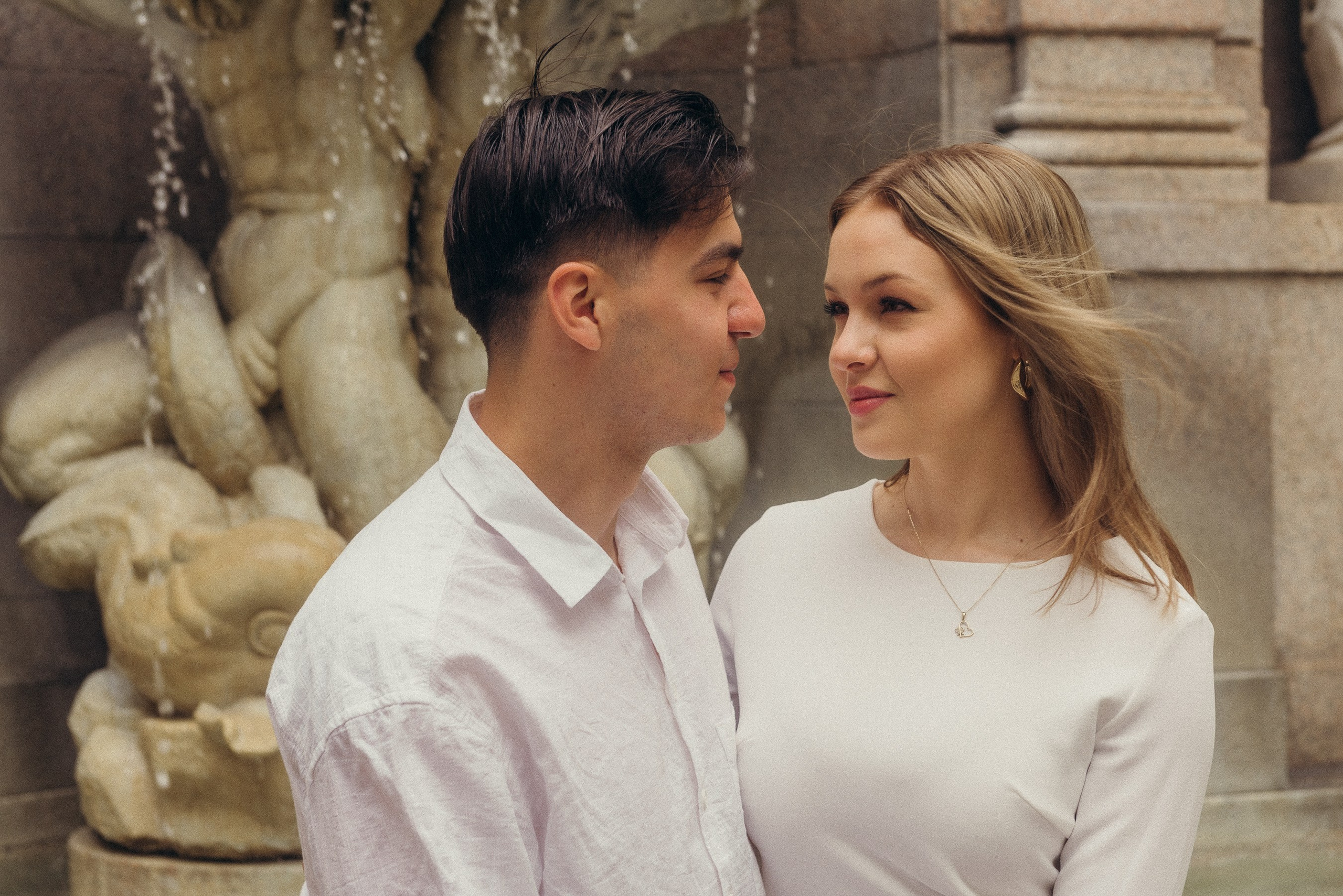 Marriage proposal. Engagement for a romantic couple. Couple photoshooting in Milano (Italy). Premarital photo session. Elopment photos