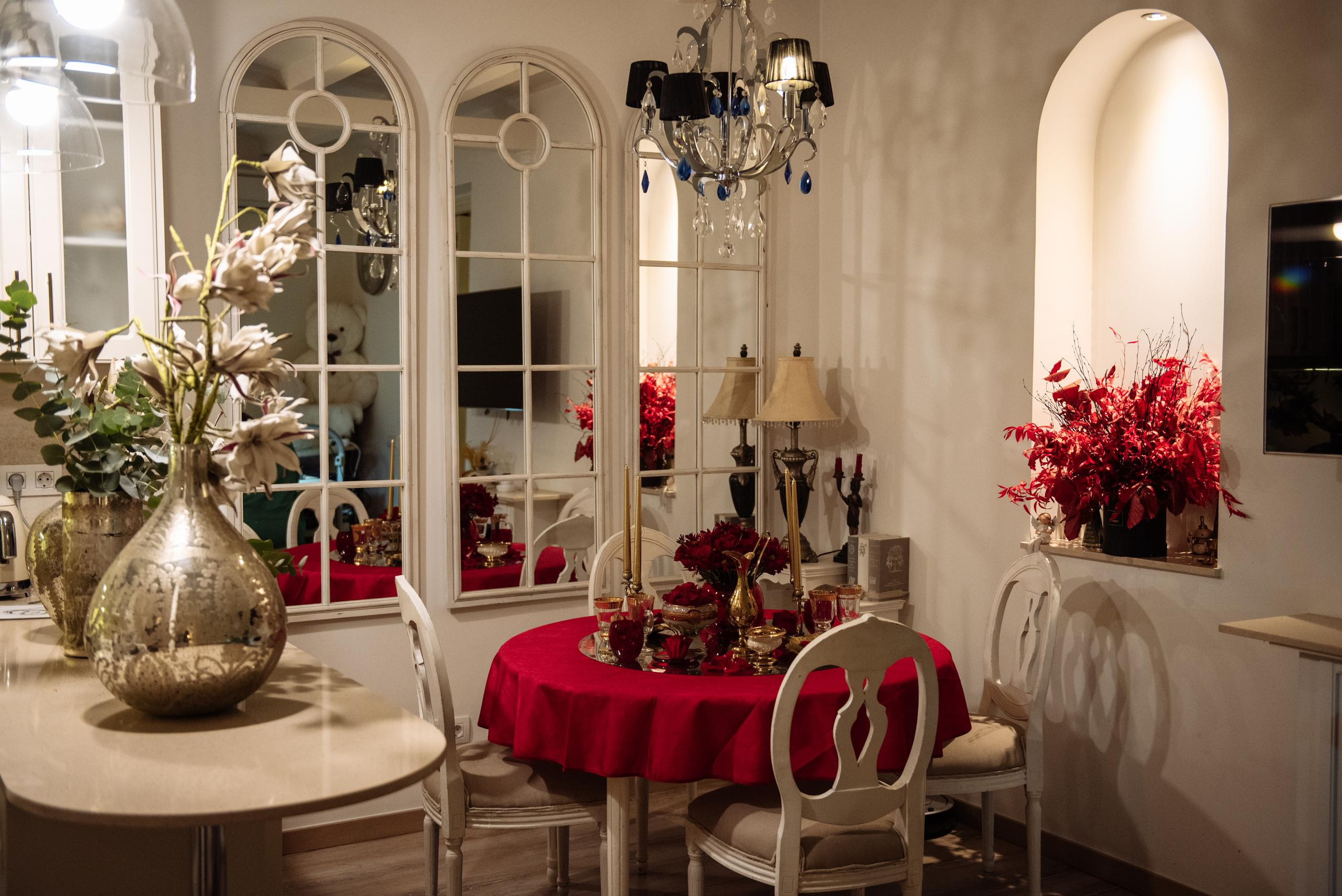 Ksenia Chalaya Red decor. Professional photography services in Barcelona by Ekaterina Gasanova