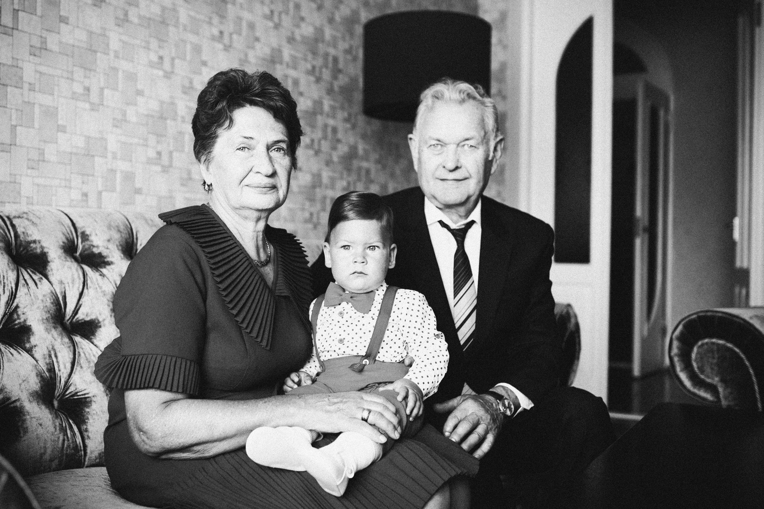 Krikštynos, krikštas, krikštynų fotosesija, ceremonija, bažnyčia krikštynų pasiruošimo fotografavimas. Krikštynų fotografas Vilnius Trakai kaina krikštynų fotografavimas fotografė personal.lt photogrpahy kainos šeima, vaikai profesionali natūrali meninė reportažinė klasikinė fotosesija, krikštynų fotosesija gamtoje