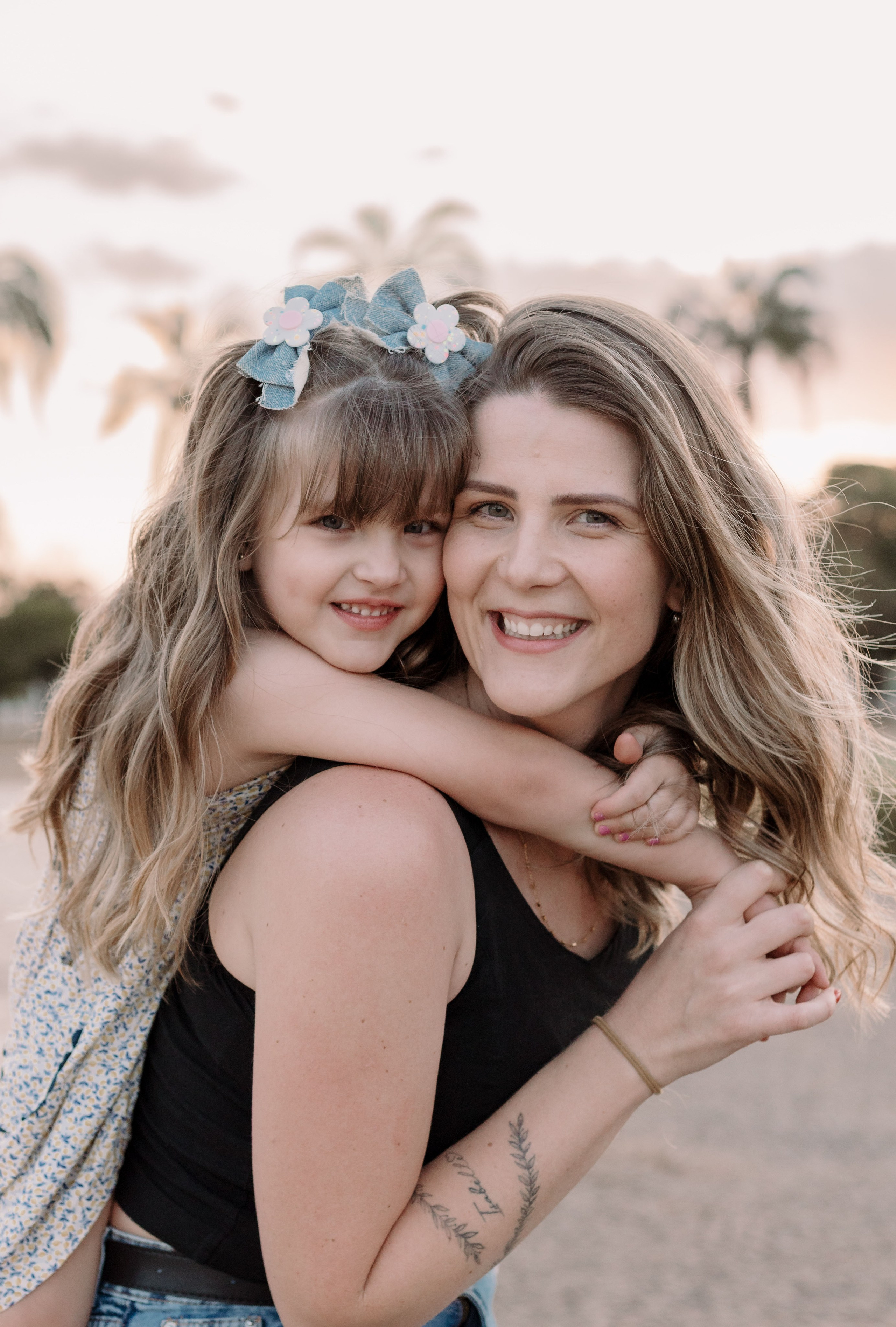 Criança interagindo com a mãe no ensaio