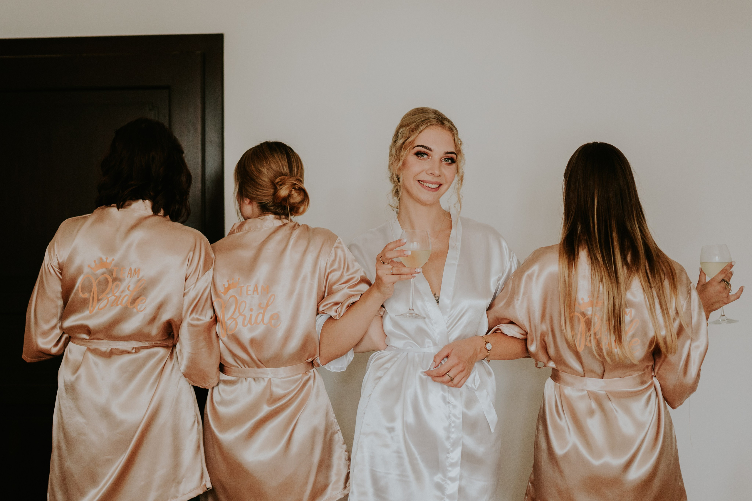 Dwór Wierzbno: plenerowy ślub pod wierzbą. Karkowskafoto - fotografia miłości