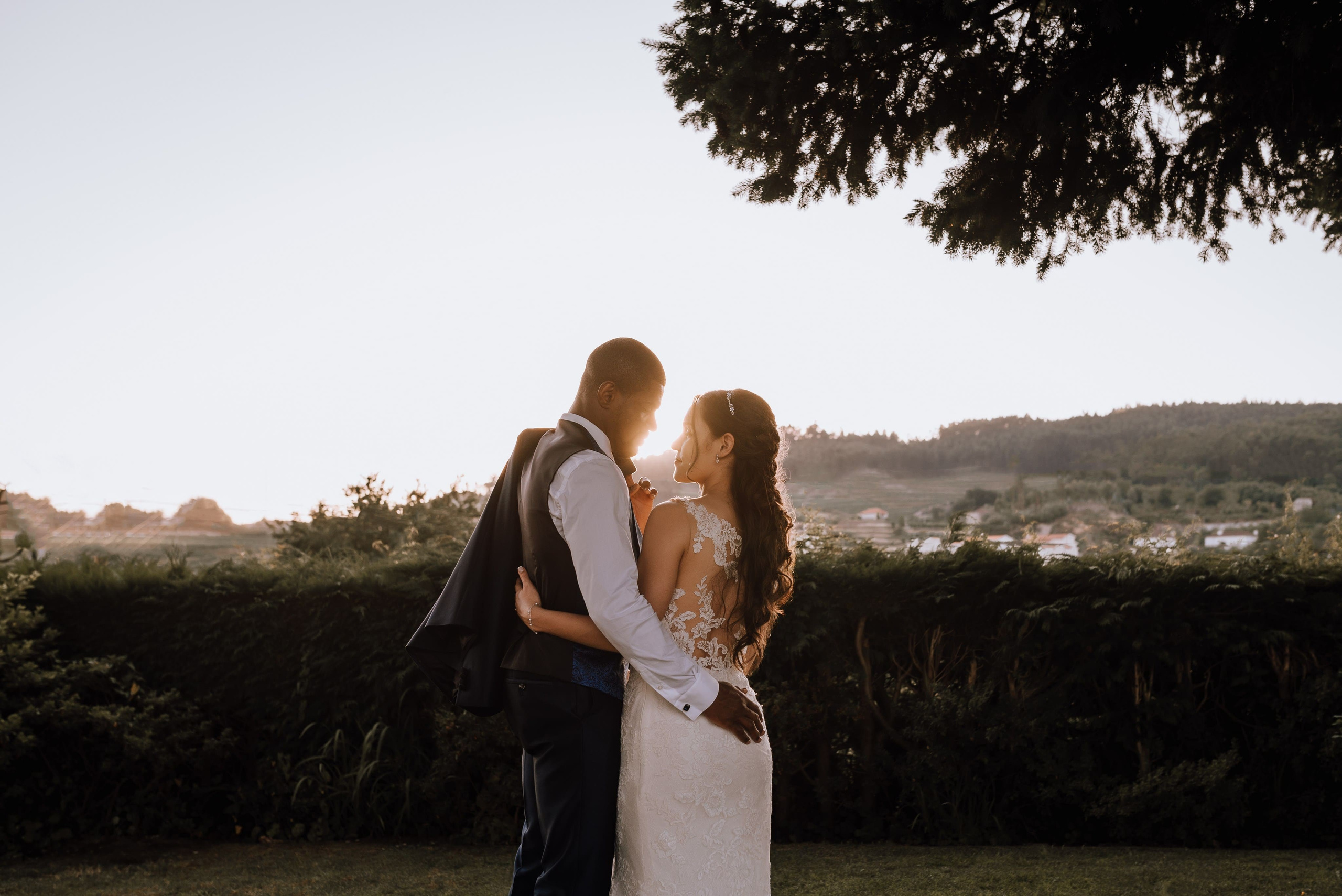 Troca de olhares emocionada entre o casal ao entardecer