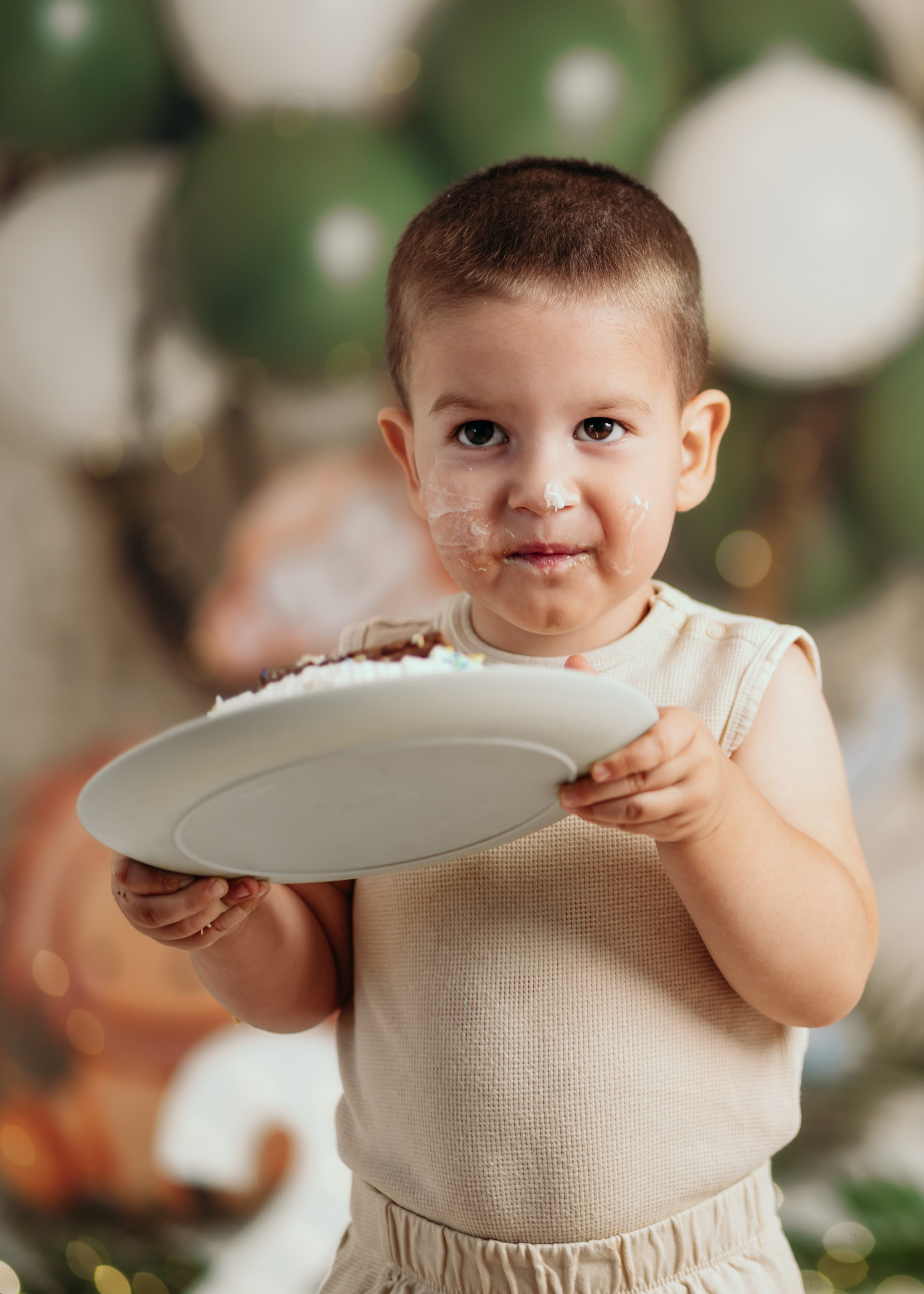 Fotografisanje dečaka za prvi rođendan u safari dekoraciji sa tortom