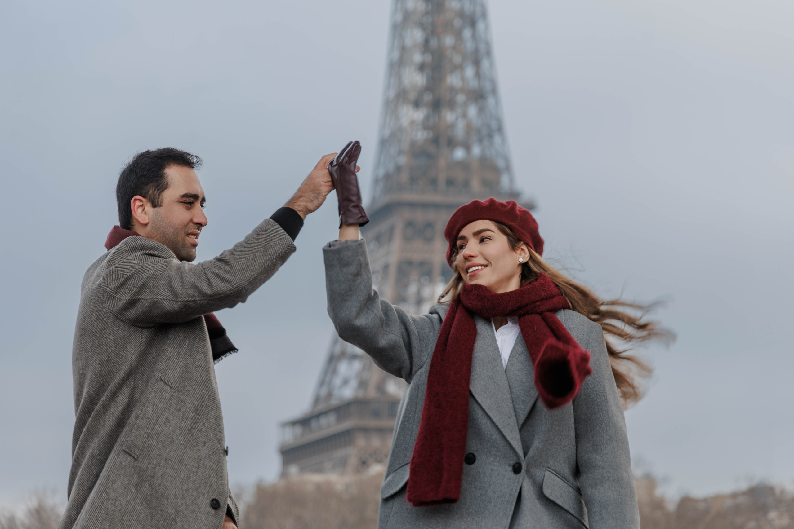 Bir-Hakeim Bridge in Paris — The Iconic Location for Luxury Proposal & Elopement Photography. Photographe à Paris