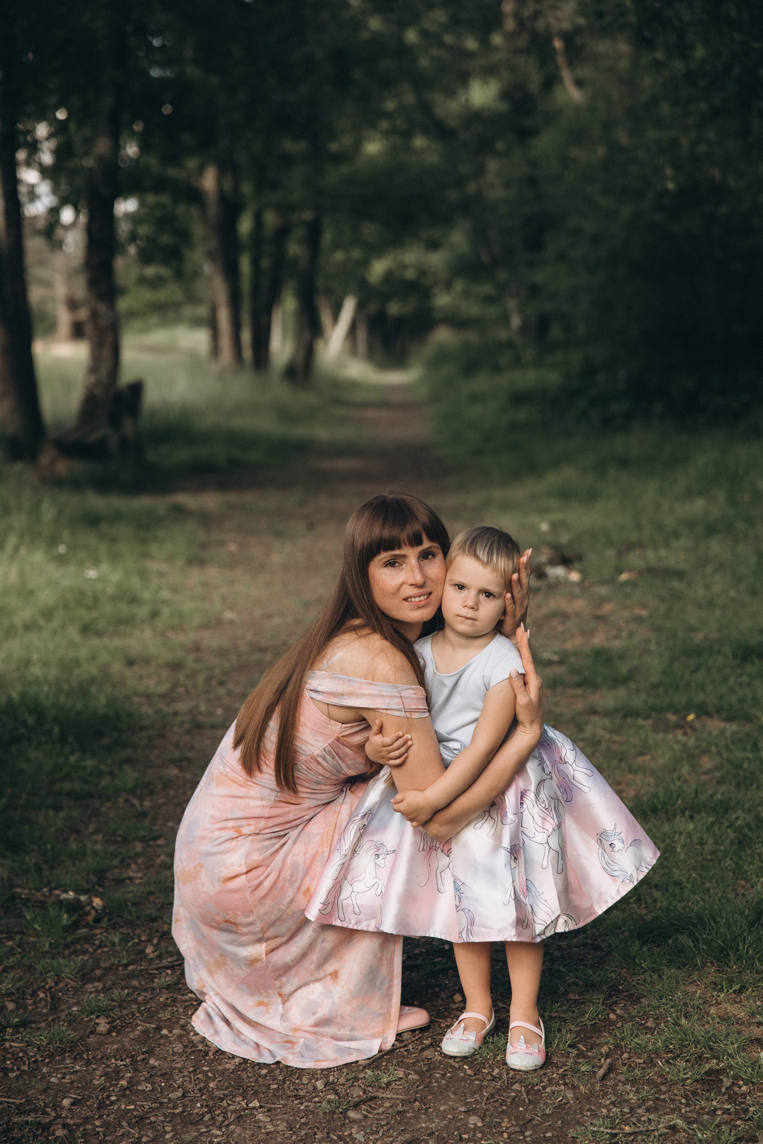 Séance photo en famille Forêt de Bouconne. Eugénie Smirnova — photographe à Toulouse et dans le sud-ouest de la France