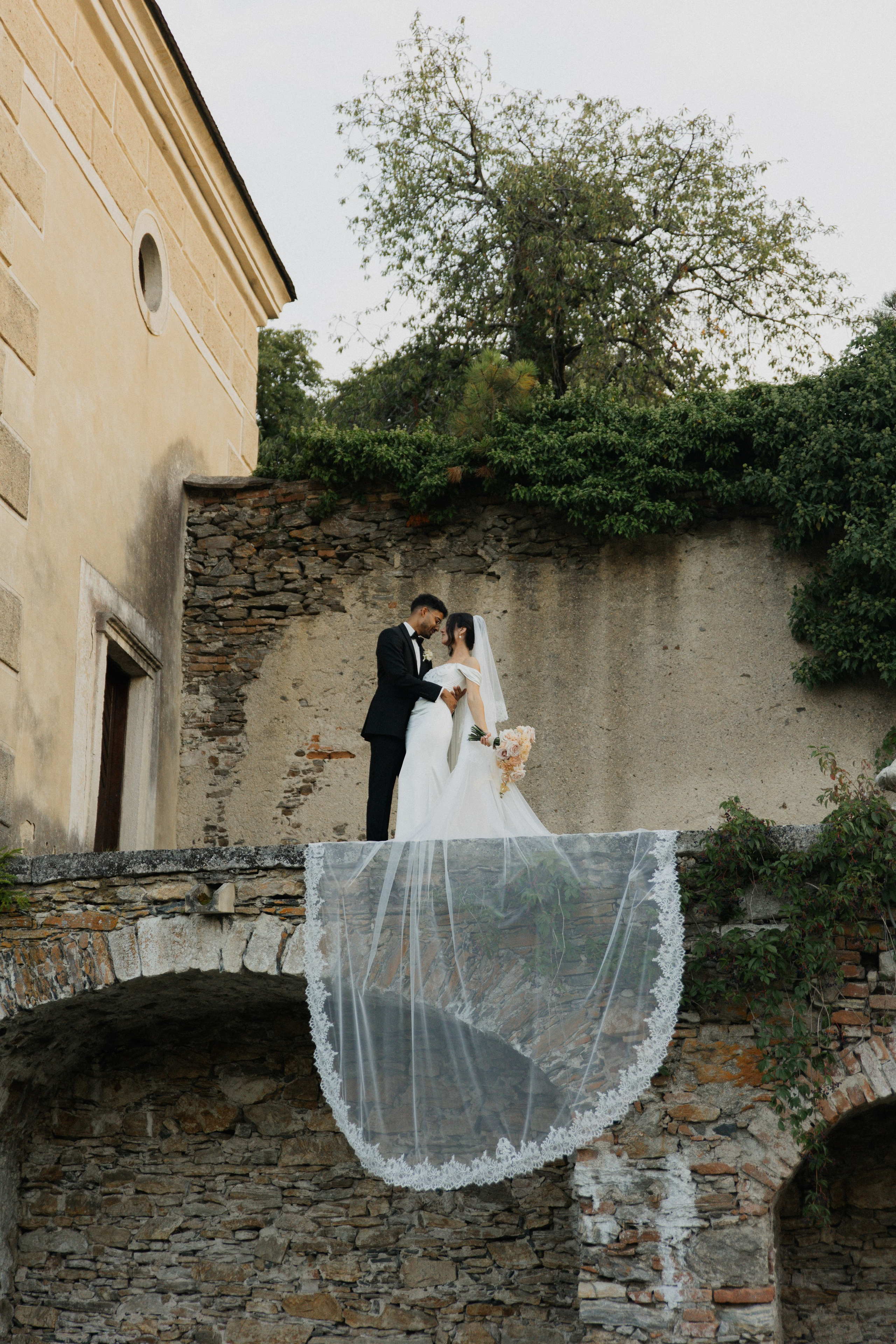 Elegant Castle Wedding in Austria | Alwin & Ruth’s Fairytale Celebration. Wedding photographer and videographer based in Timisoara, Romania