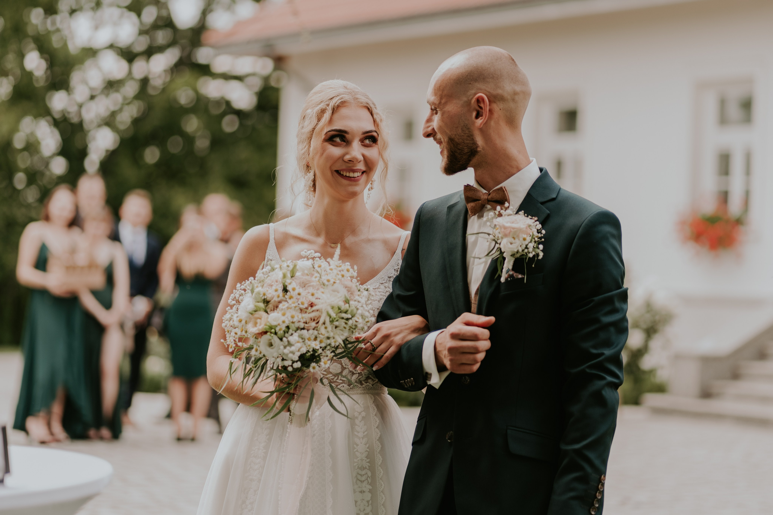 Dwór Wierzbno: plenerowy ślub pod wierzbą. Karkowskafoto - fotografia miłości