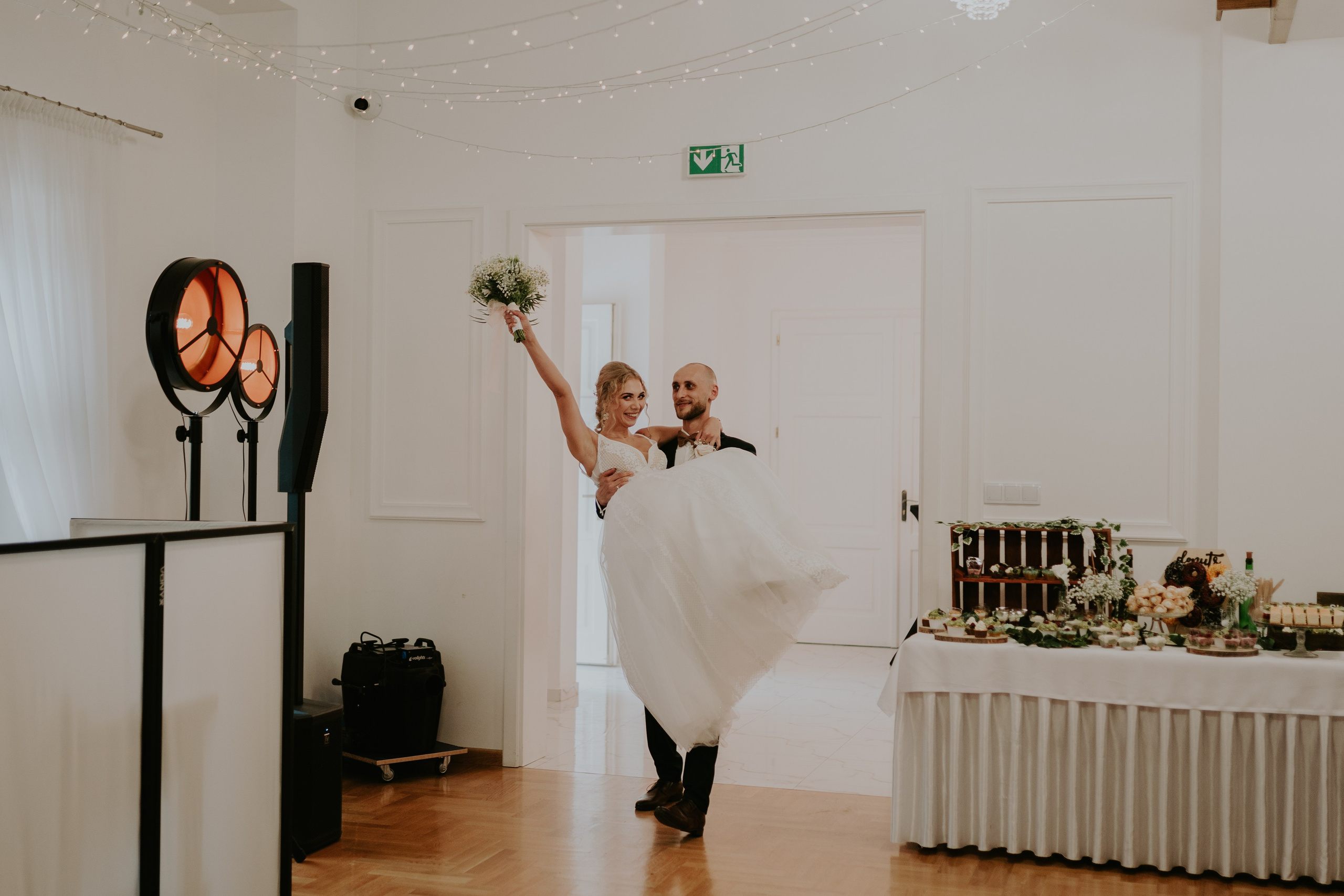 Dwór Wierzbno: plenerowy ślub pod wierzbą. Karkowskafoto - fotografia miłości