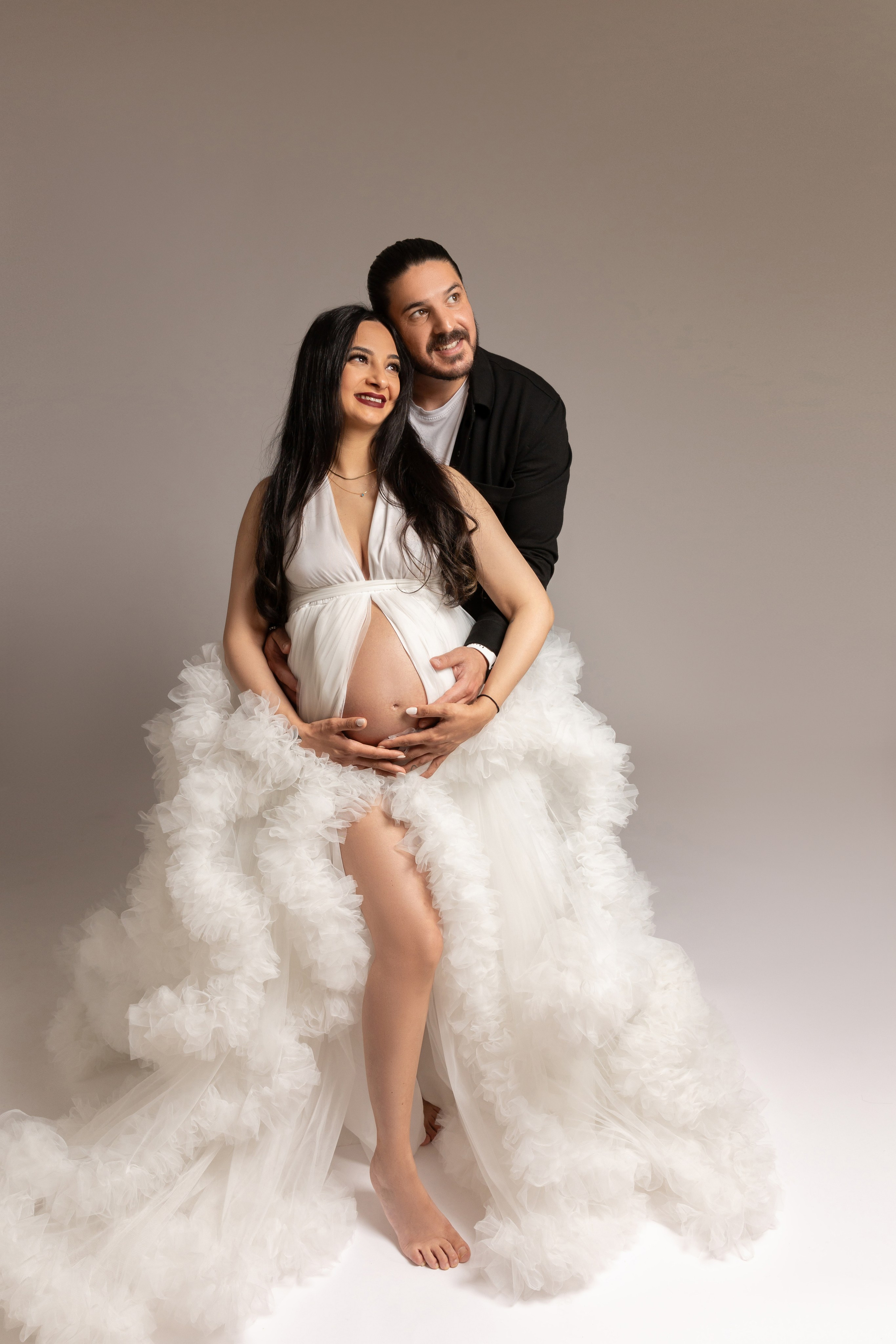 Inniger Moment beim Babybauchshooting – werdende Eltern halten gemeinsam den Babybauch in Lüdenscheid.