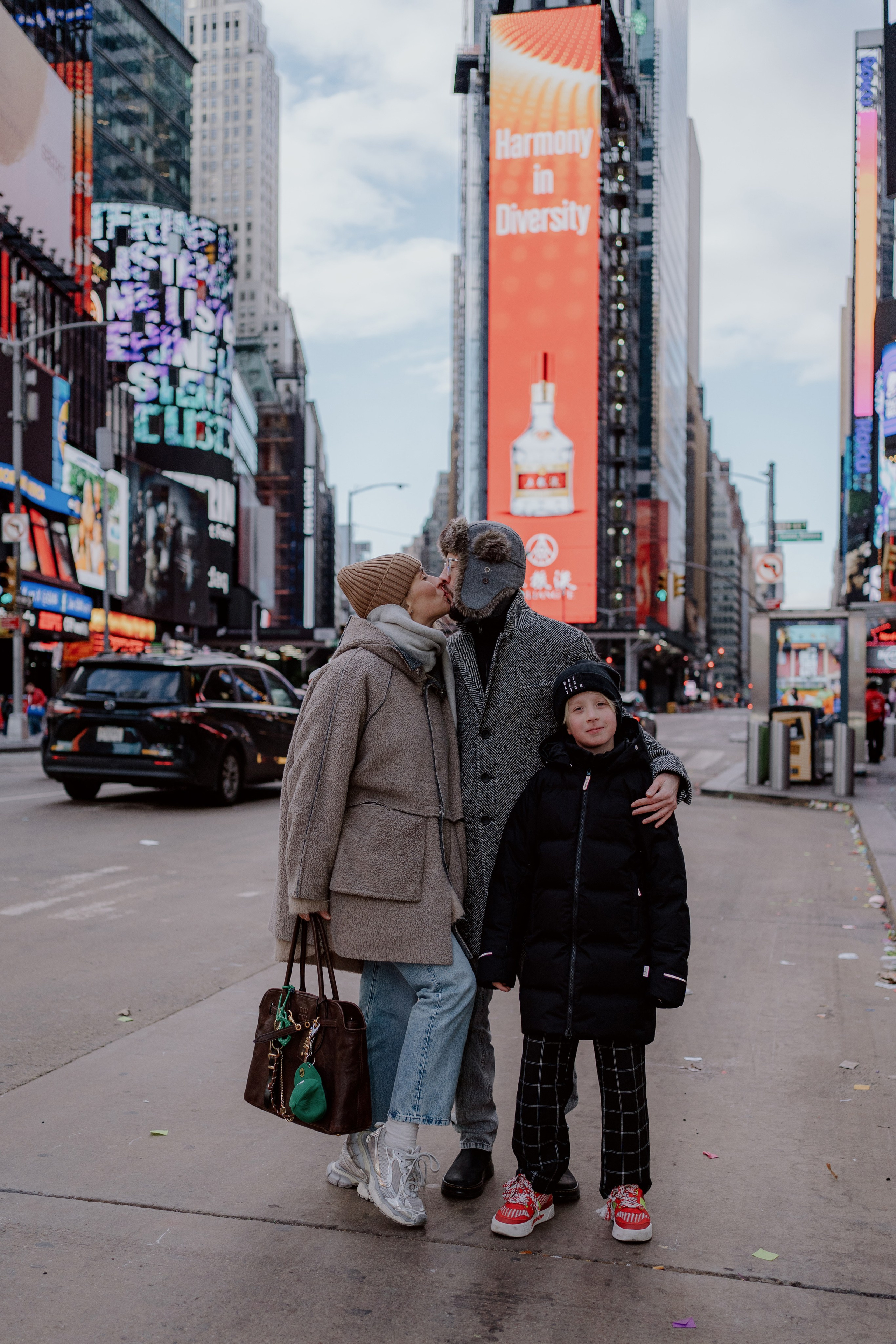 Times Square Family Photography NYC 2025: Perfect Morning Photo Sessions. Videographer and photographer in New York // MAKAROV.VIDEO