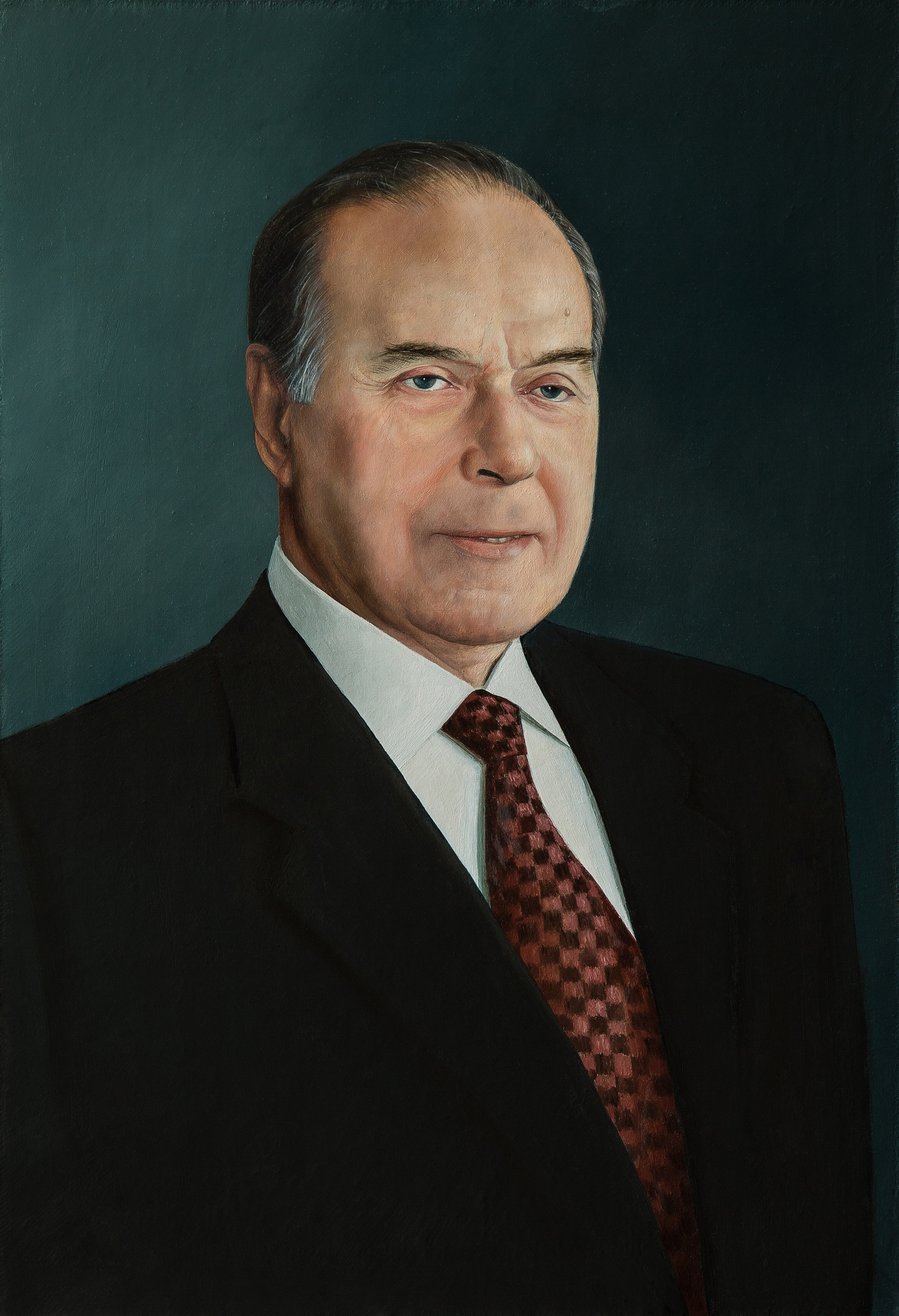 Azərbaycanın Ulu Öndəri Heydər Əliyevin Rəssam Tariel Əhmədov tərəfindən yağlı boya ilə çəkilmiş portret əsəri. Rəssam bu unikal əsəri Ulu Öndərin 3 yaş dövrünün (cavanlıq, orta yaş və yaşlılıq) fotolarına əsaslanaraq yaratmışdır. Portretdə yaşlı dövrünə aid xüsusiyyətlərlə təsvir olunan Heydər Əliyev, qara kostyum, ağ köynək və tünd qırmızı, damalı qalstuk geyinmiş, ciddi və təmkinli baxışla birbaşa baxır. Əsər tünd firuzəyi və ya neft-mavi fona qarşı işlənmişdir. Əsərin reproduksiyası: Ayaz Mikayıl-zadə.