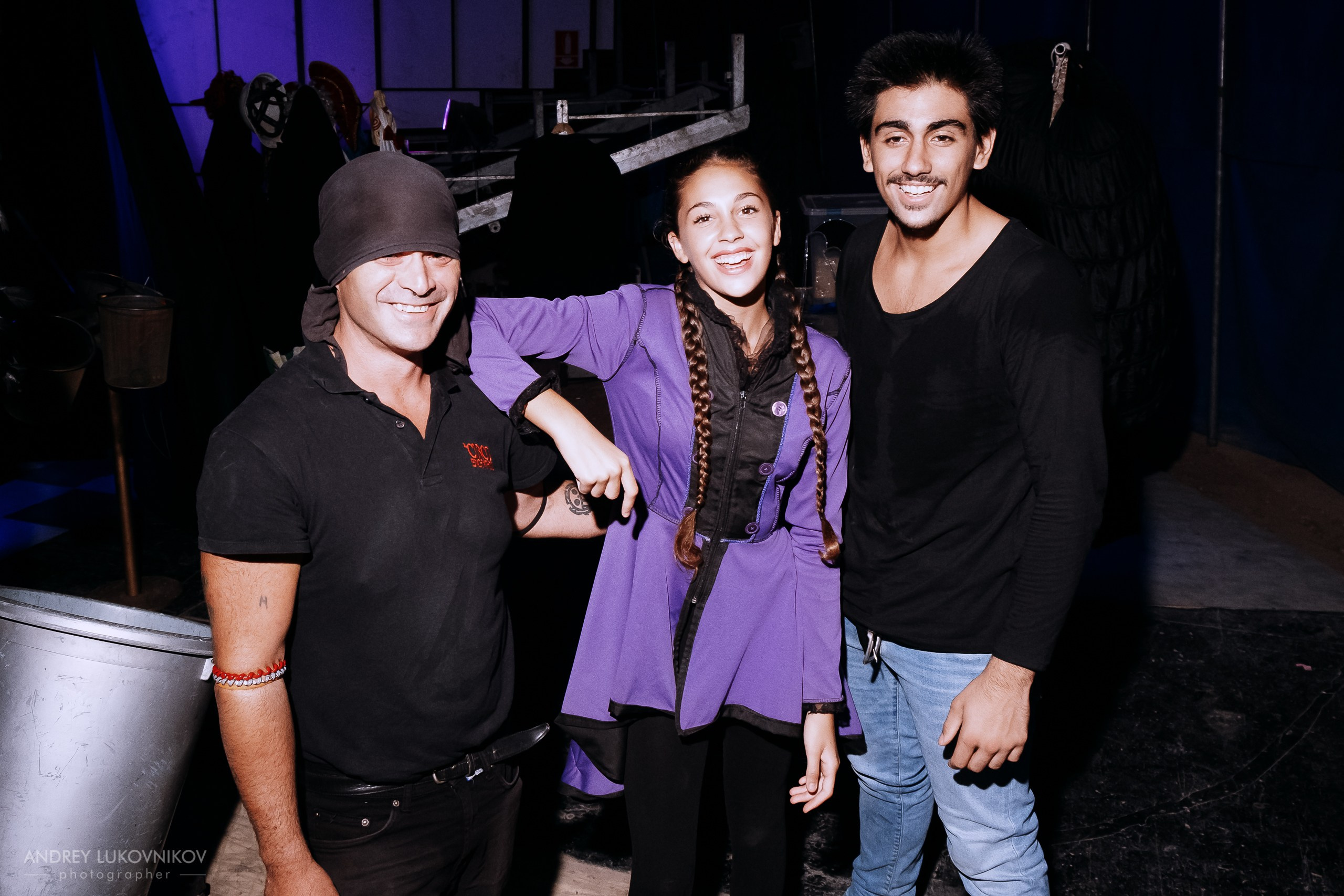 Sesión de fotos entre bastidores en El Circo Encantado: la vida de los artistas tras bambalinas