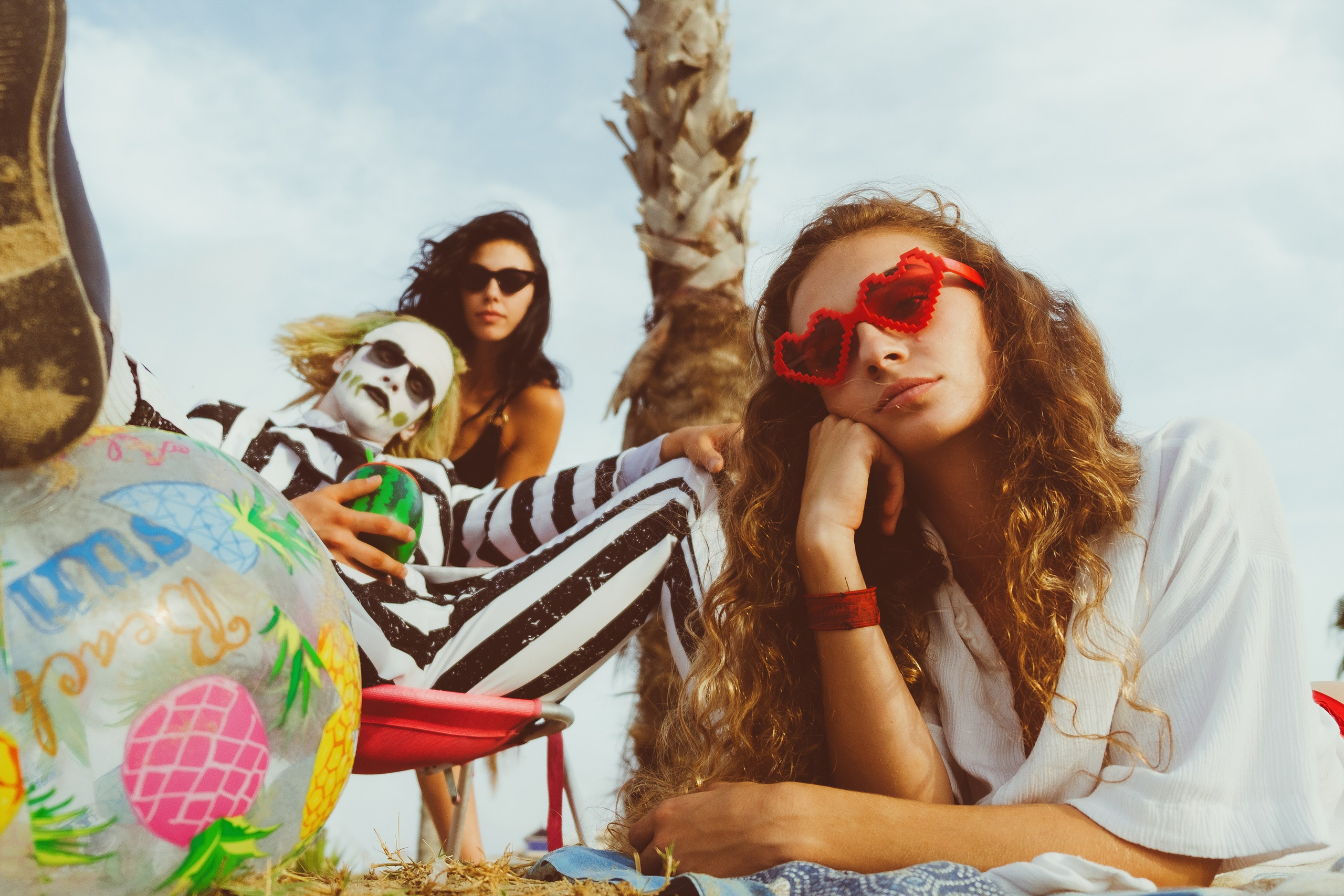 Beetlejuice на море: Экспериментальная фотосессия с цирковыми артистами — Фотограф Андрей Луковников