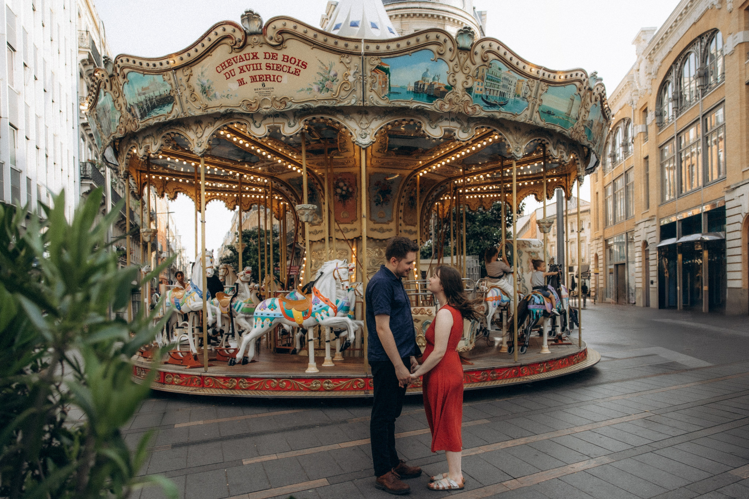 Surprise proposal photoshoot in Toulouse: romantic moment to remember. Eugénie Smirnova — your photographer in Toulouse and southwest France