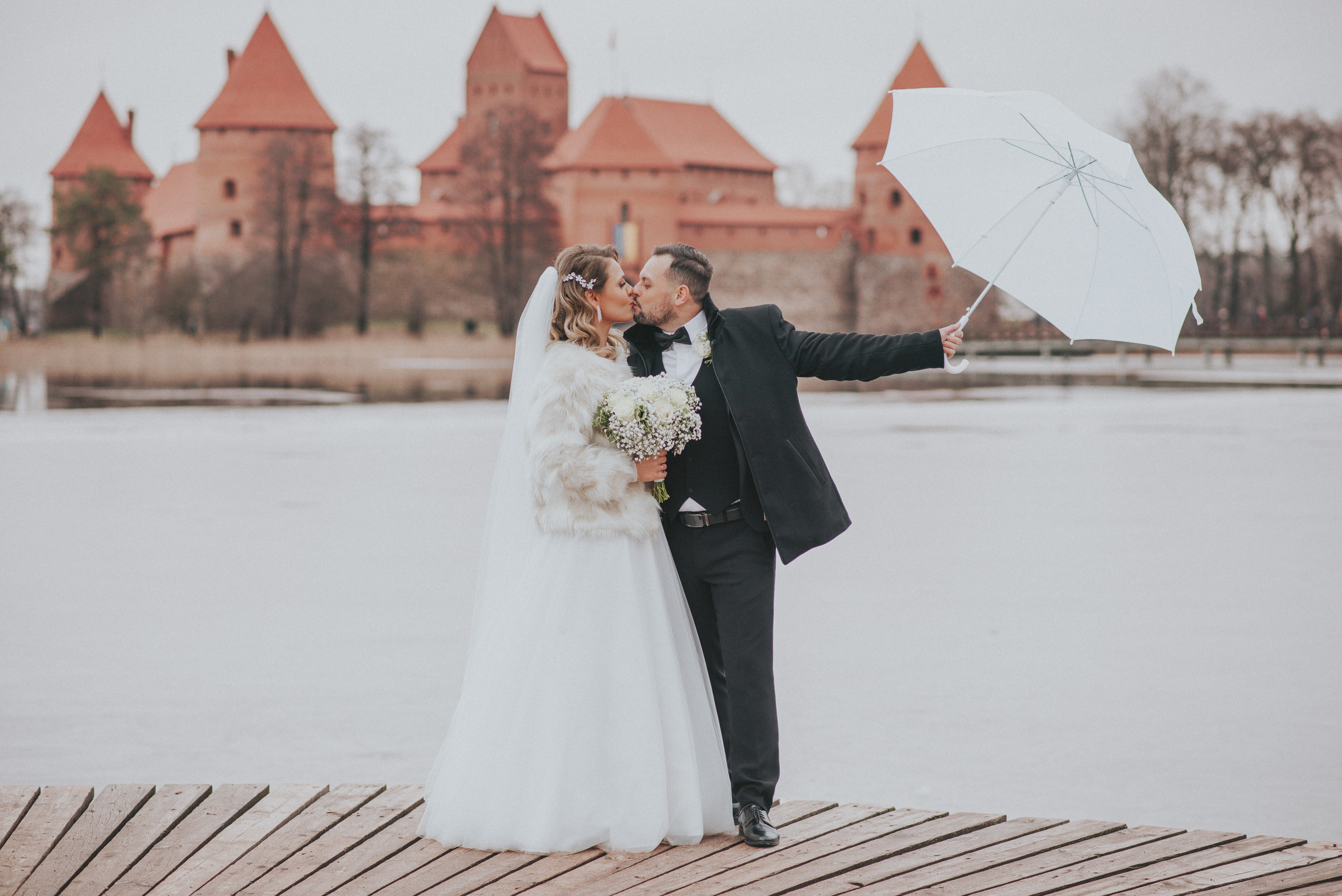 Vestuvių fotosesija, ceremonija, Vestuvių pasiruošimo fotografavimas. Vestuvių fotografas Vilnius Trakai kaina vestuvių fotografavimas fotografė personal.lt photogrpahy kainos jaunoji jaunikis nuotaka santuoka vestuvės, profesionali natūrali meninė reportažinė klasikinė fotosesija, vestuvių fotosesija gamtoje dvare
