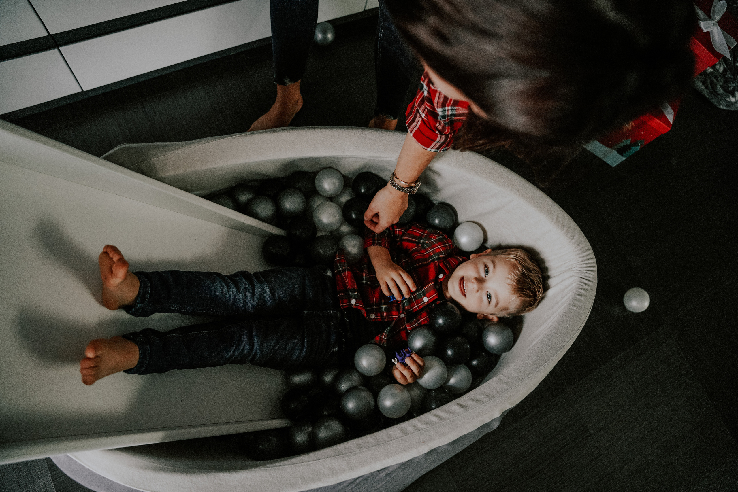 Christmas Family home photoshoot. Семейный фотограф Плзень Анита Дергачева