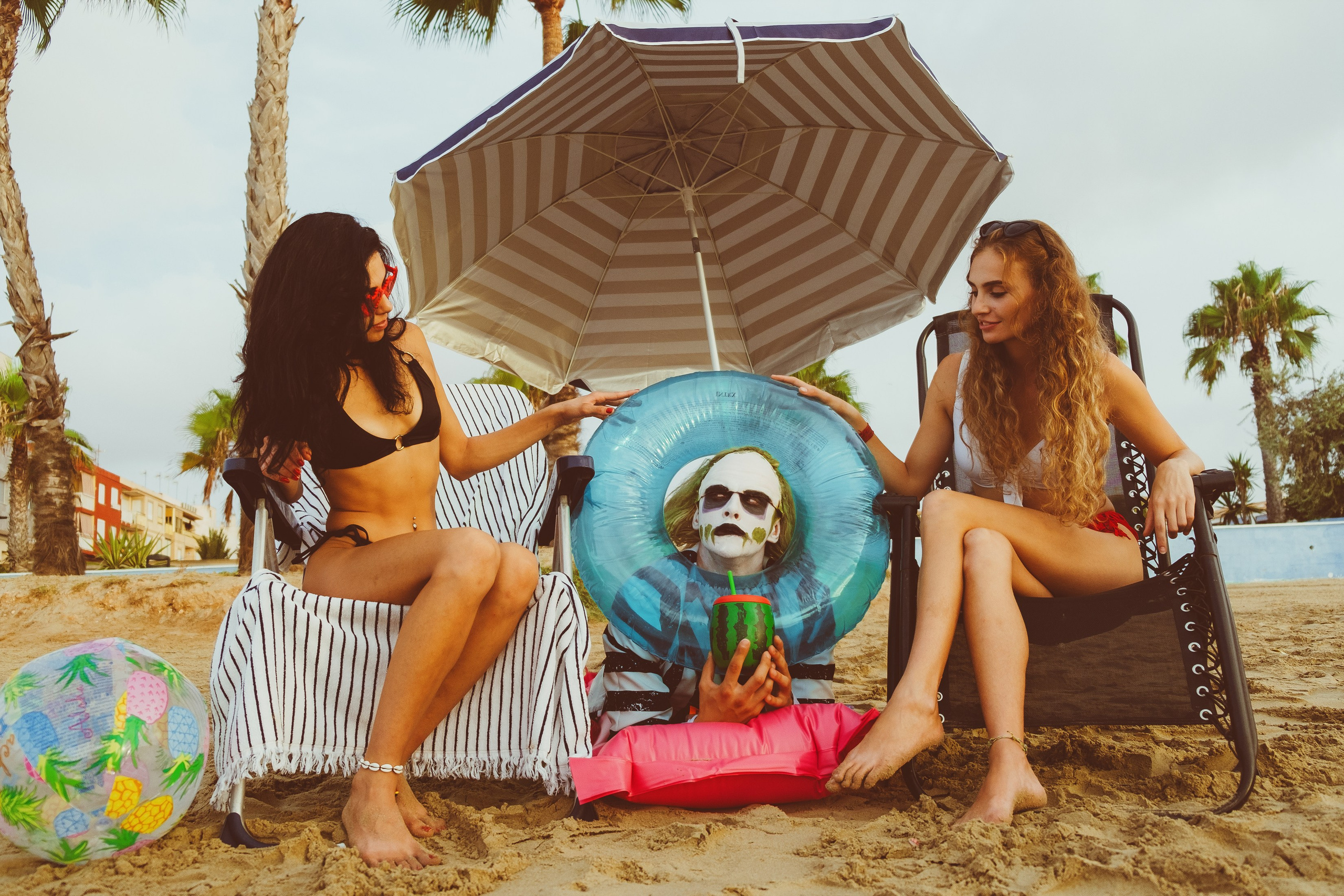 Beetlejuice на море: Экспериментальная фотосессия с цирковыми артистами — Фотограф Андрей Луковников