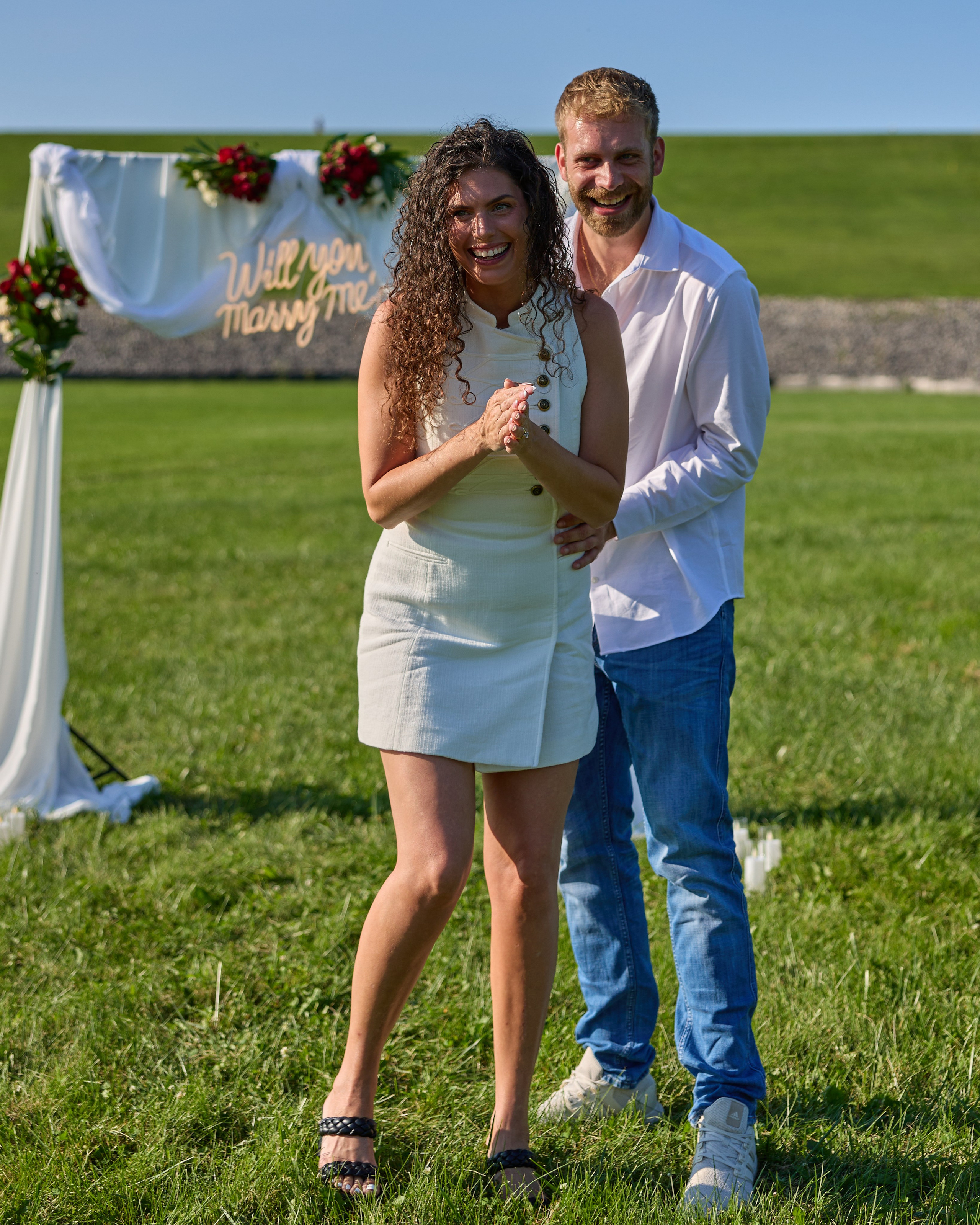 Couple posing together under the decorated arch at Alum Creek, Ohio