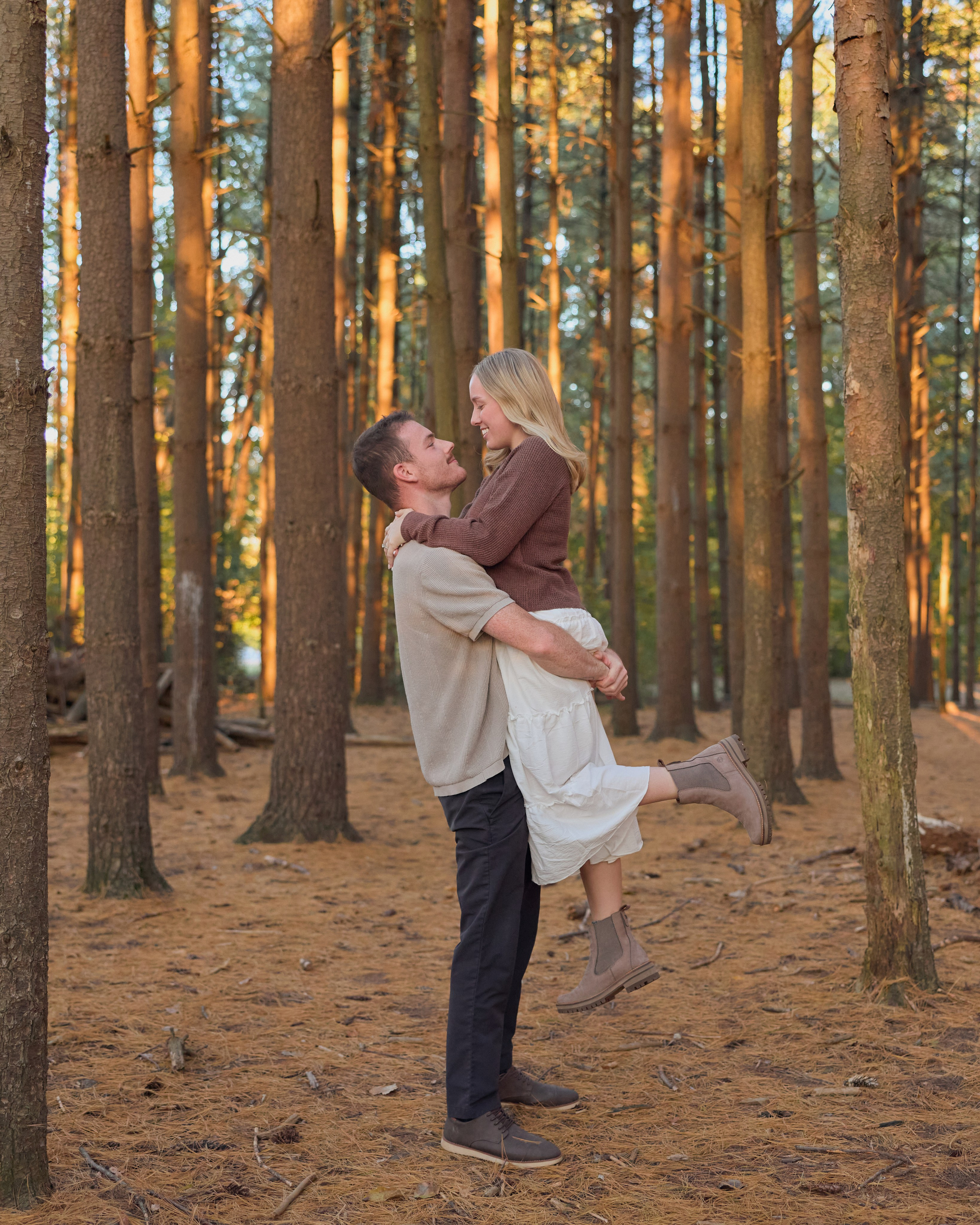 Natural engagement portraits near Hoover Reservoir Ohio