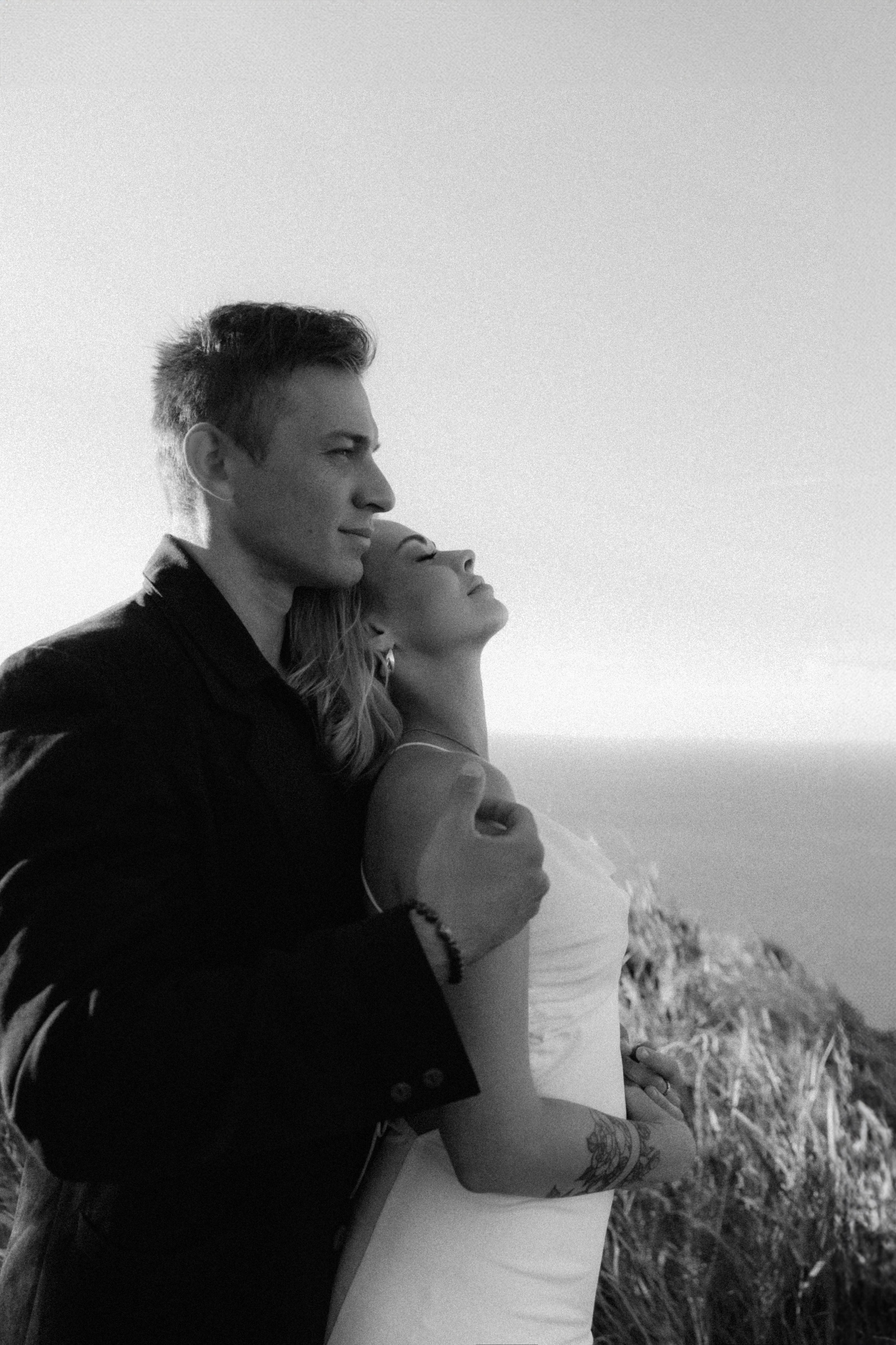 фотосессия пары во время камерной свадьбы у моря рядом с Пезаро