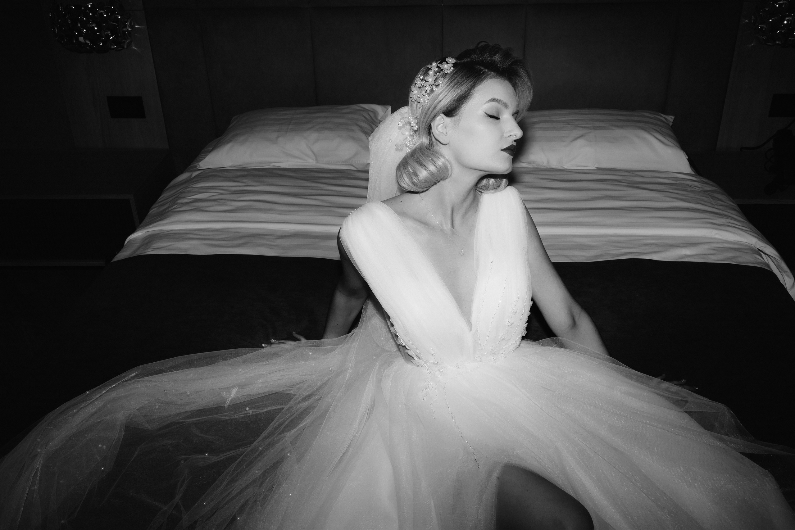 Privirea plină de dragoste a mirilor într-o fotografie alb-negru.