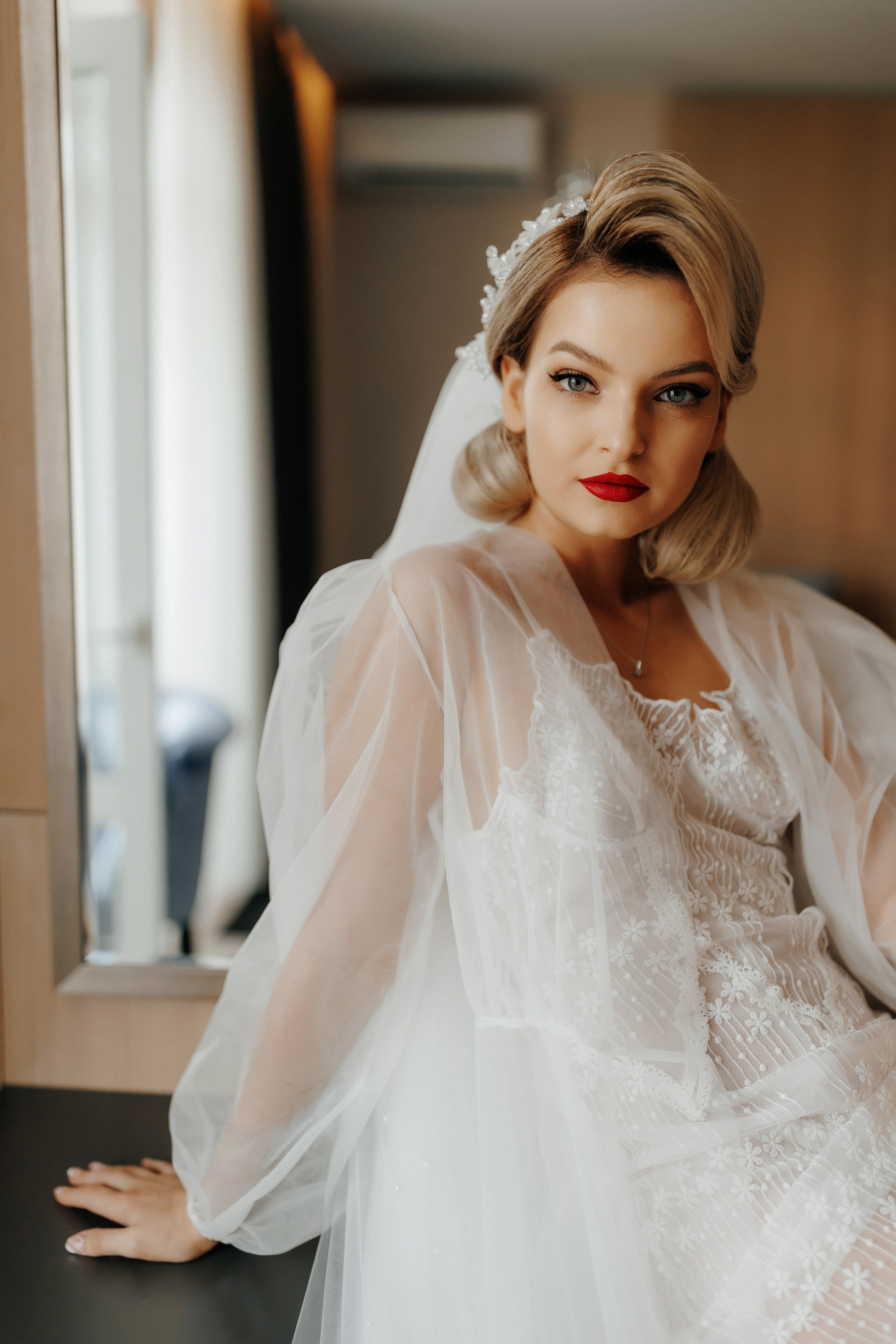 Prinsă într-un moment de tandrețe și complicitate.