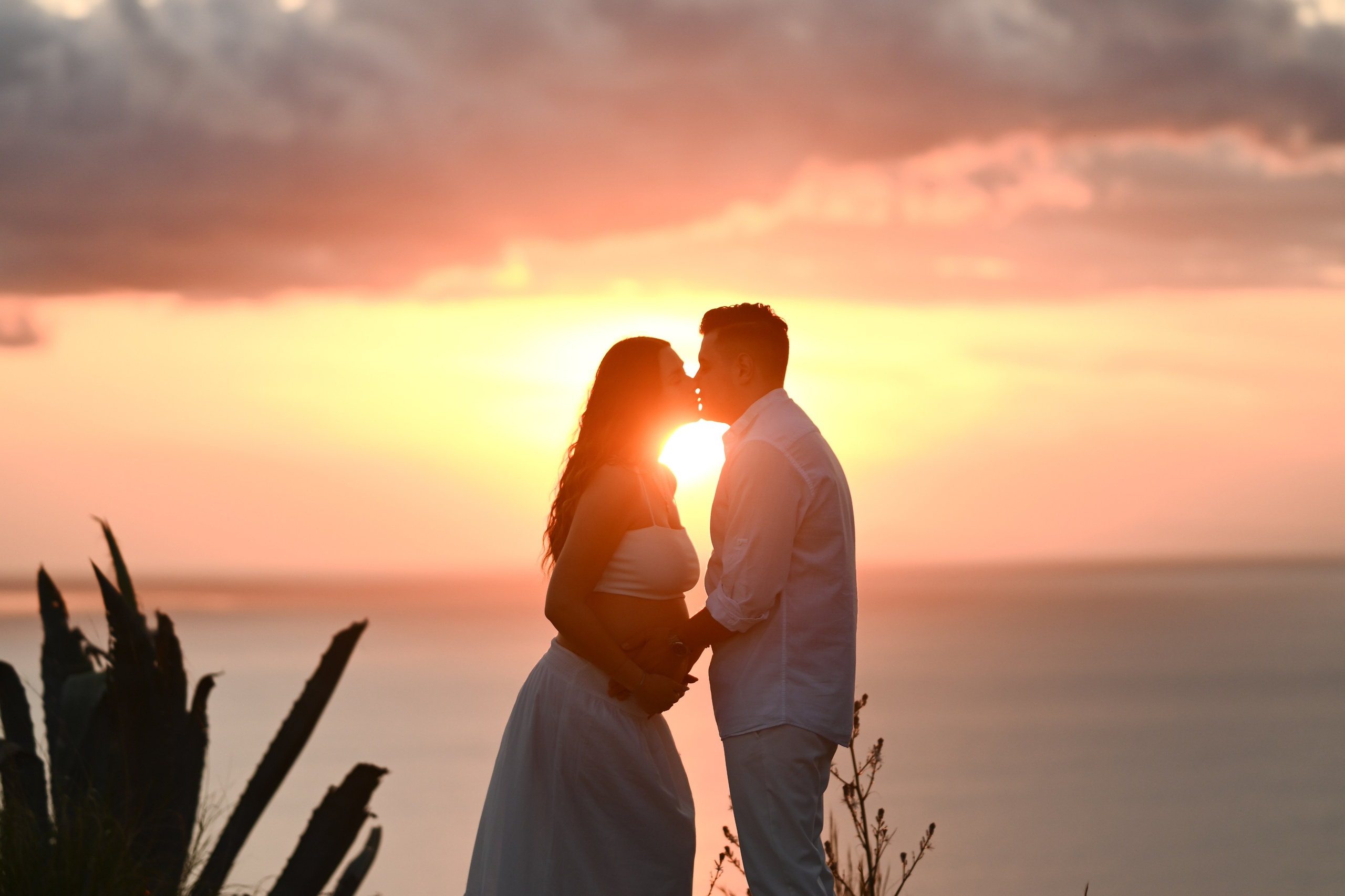 Ρομαντική φωτογράφιση εγκυμοσύνης σε χωράφι με λουλούδια. WELCOME