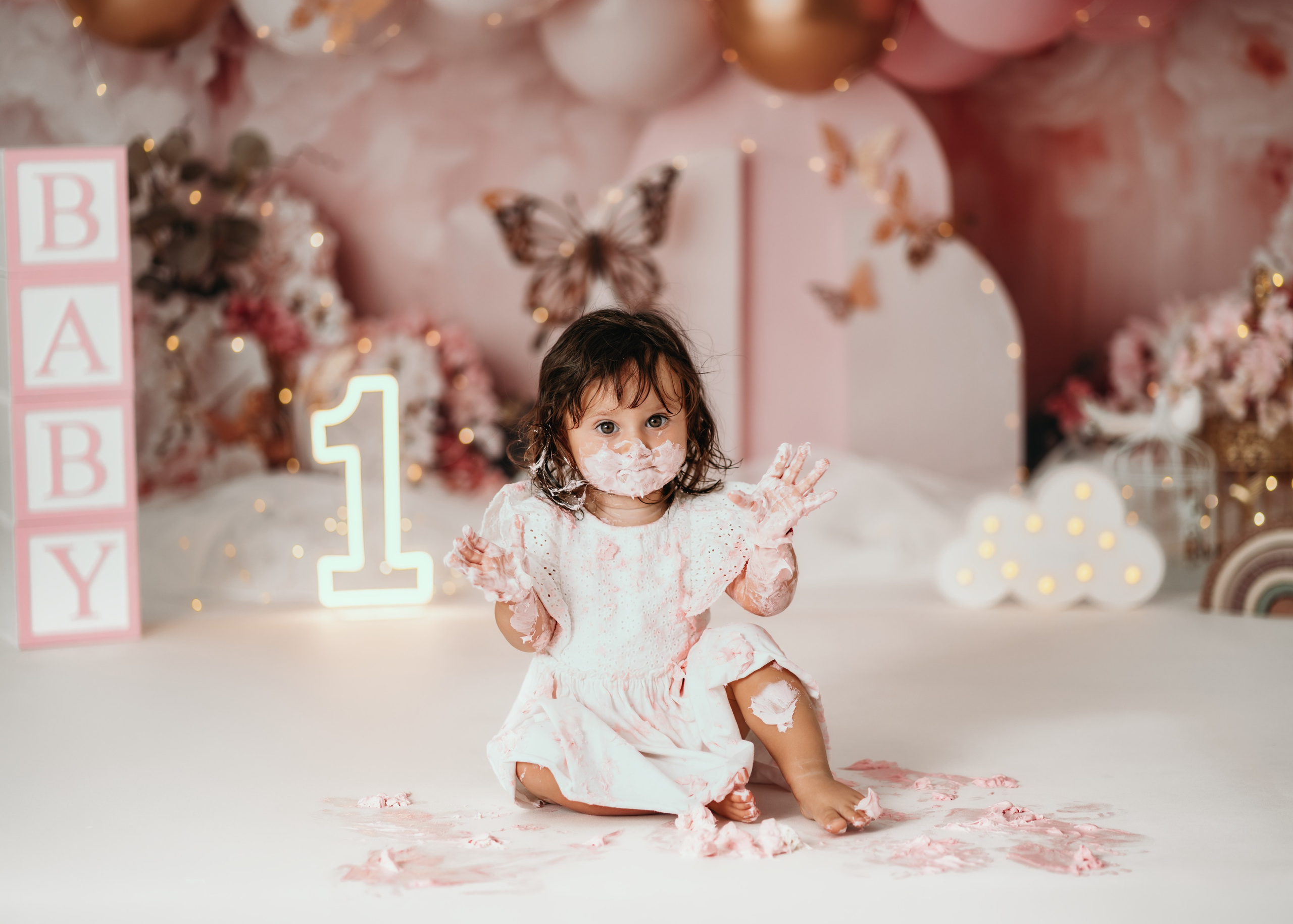 Fotografisanje prvog rođendana u roze temi sa balonima i cvećem – Beograd