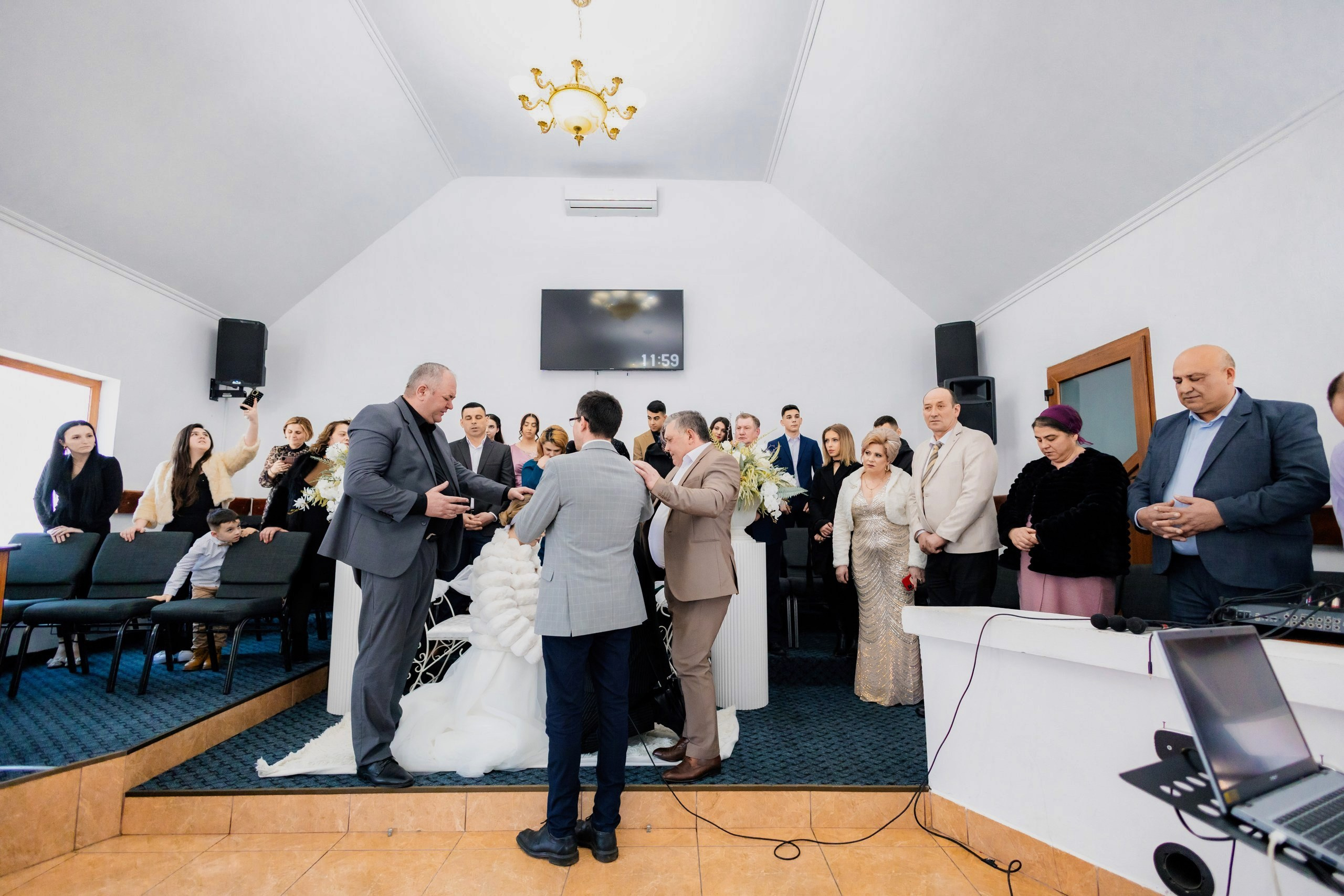 Fotograf nuntă Târgu Neamț – Samuel și Roxana, fotografie autentică realizată de AlinoFotoStudio 2. Fotograf nuntă Iași, Bacău, Suceava și Botoșani – Alin Chirilă surprinzând momente reale de nuntă 3. Fotografie de nuntă cu emoție și credință – AlinoFotoStudio, fotograf povestitor 4. Fotograf profesionist nuntă în Moldova – cadre naturale și pline de emoție 5. Alin Chirilă fotograf nuntă – poveste reală surprinsă prin fotografie 6. Fotograf nuntă cu stil documentar – momente autentice din ziua nunții Pregătiri mireasă acasă – fotografie naturală realizată de Alin Chirilă fotograf nuntă 8. Detalii din ziua nunții – fotograf nuntă Iași și Botoșani, AlinoFotoStudio 9. Emoții din dimineața nunții – fotograf profesionist Moldova 10. Cadre autentice din pregătiri – fotograf nuntă Suceava și Bacău Ceremonie religioasă nuntă – moment emoționant surprins de fotograf Alin Chirilă 12. Nuntă cu valori creștine – fotografie din biserică realizată cu discreție 13. Rugăciune și emoție în ziua nunții – fotograf nuntă Târgu Neamț 14. Legământ în fața lui Dumnezeu – fotografie de nuntă autentică 15. Fotograf nuntă biserică – momente sincere și pline de semnificație Petrecere de nuntă – cadre naturale realizate de AlinoFotoStudio 17. Bucurie și dans la nuntă – fotograf nuntă Iași și împrejurimi 18. Momente autentice de la restaurant – fotograf nuntă Bacău Suceava 19. Atmosferă de nuntă surprinsă discret – Alin Chirilă fotograf -AlinoFotoStudio – fotograf nuntă cu abordare naturală și emoțională 21. Alin Chirilă fotograf – povestitor prin fotografie de nuntă 22. Fotograf nuntă în Moldova – stil documentar și autentic 23. Fotografie de nuntă sinceră și elegantă – AlinoFotoStudio- Fotograf nuntă Iași Bacău Suceava Botoșani – Alin Chirilă AlinoFotoStudio 26. Fotograf nuntă Târgu Neamț și Moldova – fotografie profesională de eveniment 27. Fotograf nuntă cu valori creștine și stil documentar – AlinoFotoStudio - Alin Chirilă – AlinoFotoStudio Fotograf nuntă Iași • Bacău • Suceava • Botoșani - Samuel & Roxana, Târgu Neamț -Momente reale, trăite sincer și păstrate pentru totdeauna.