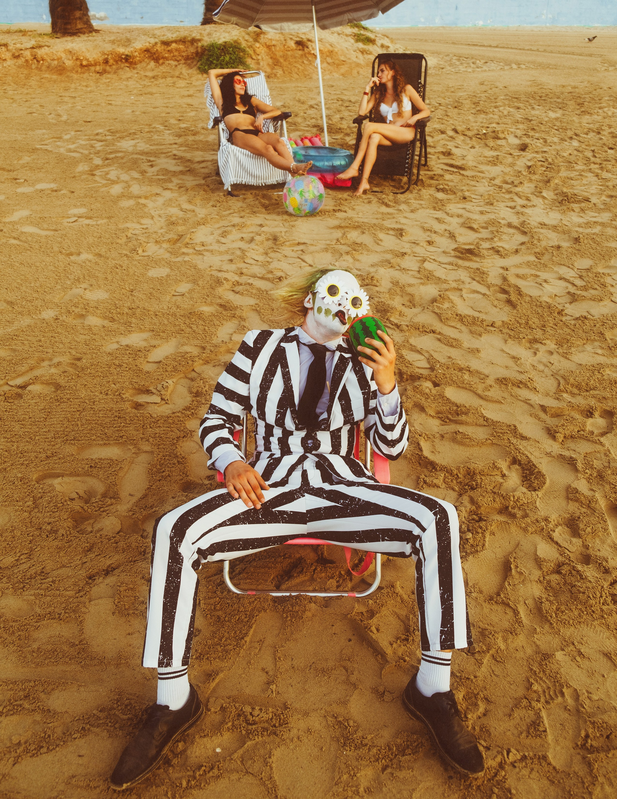 Beetlejuice на море: Экспериментальная фотосессия с цирковыми артистами — Фотограф Андрей Луковников