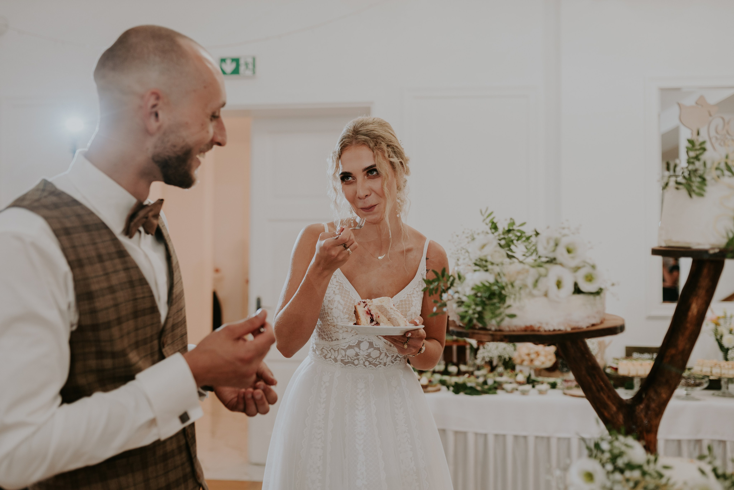 Dwór Wierzbno: plenerowy ślub pod wierzbą. Karkowskafoto - fotografia miłości