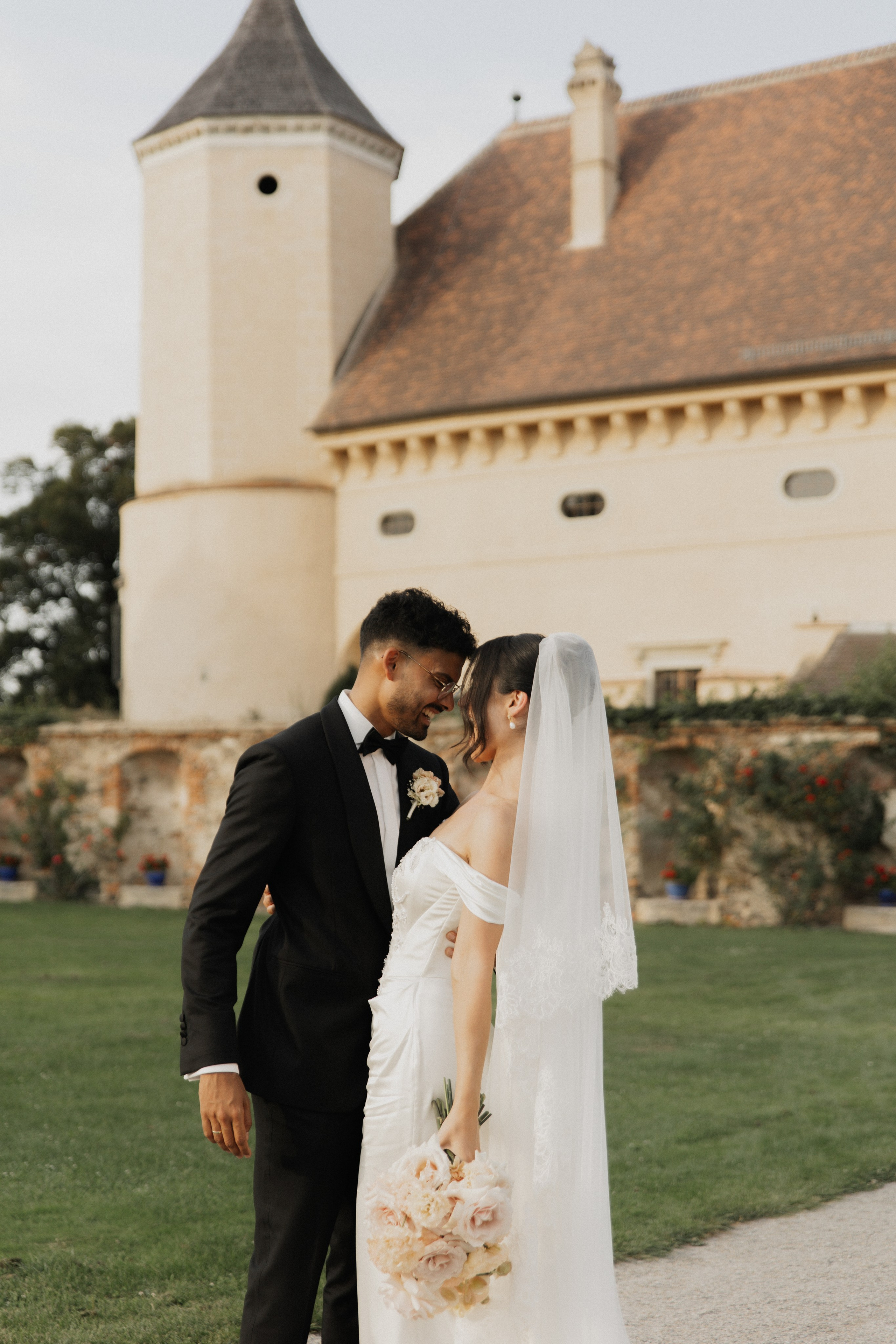 Elegant Castle Wedding in Austria | Alwin & Ruth’s Fairytale Celebration. Wedding photographer and videographer based in Timisoara, Romania