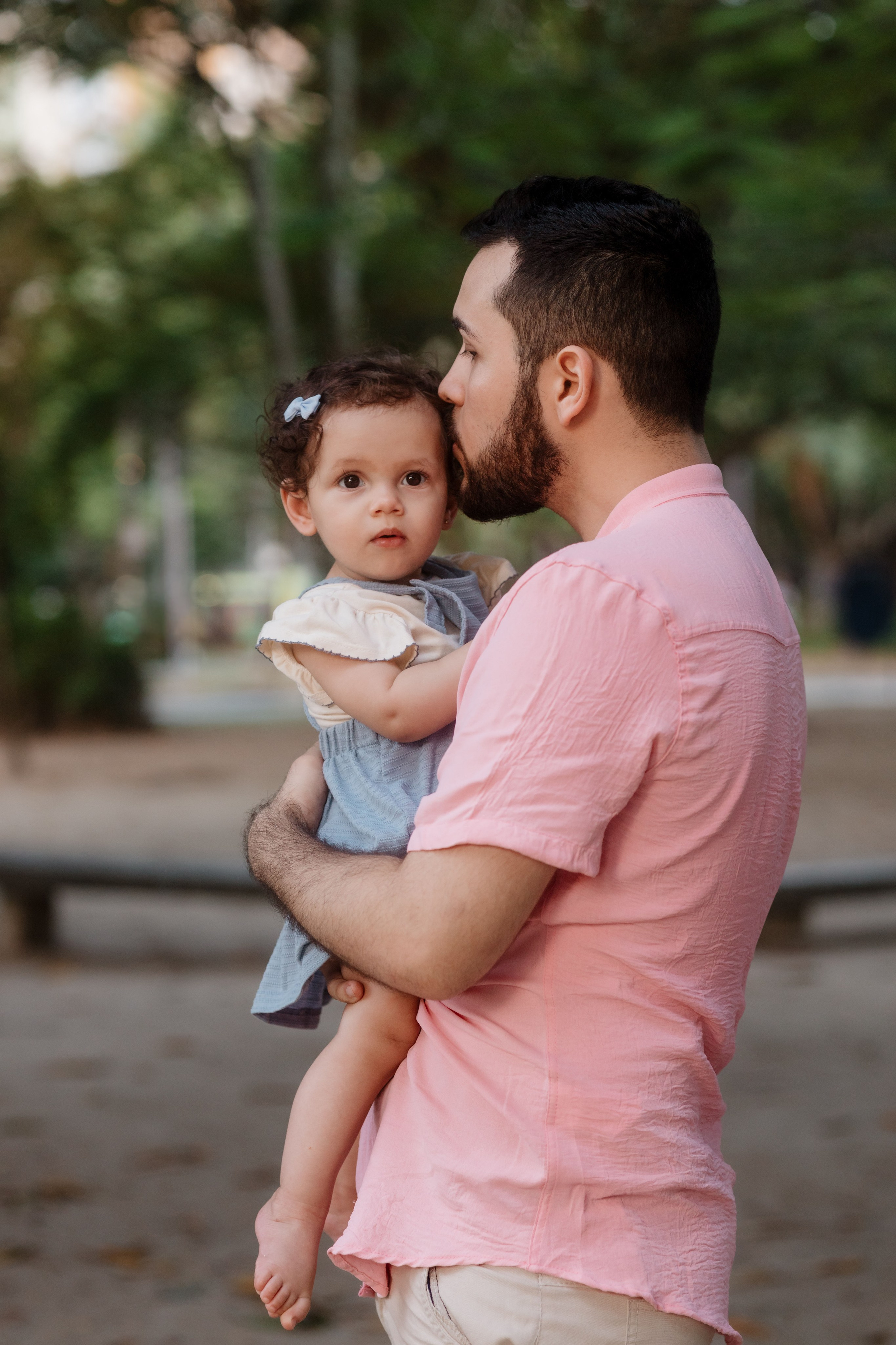 Momento de aconchego do pai com bebê em ensaio ao ar livre