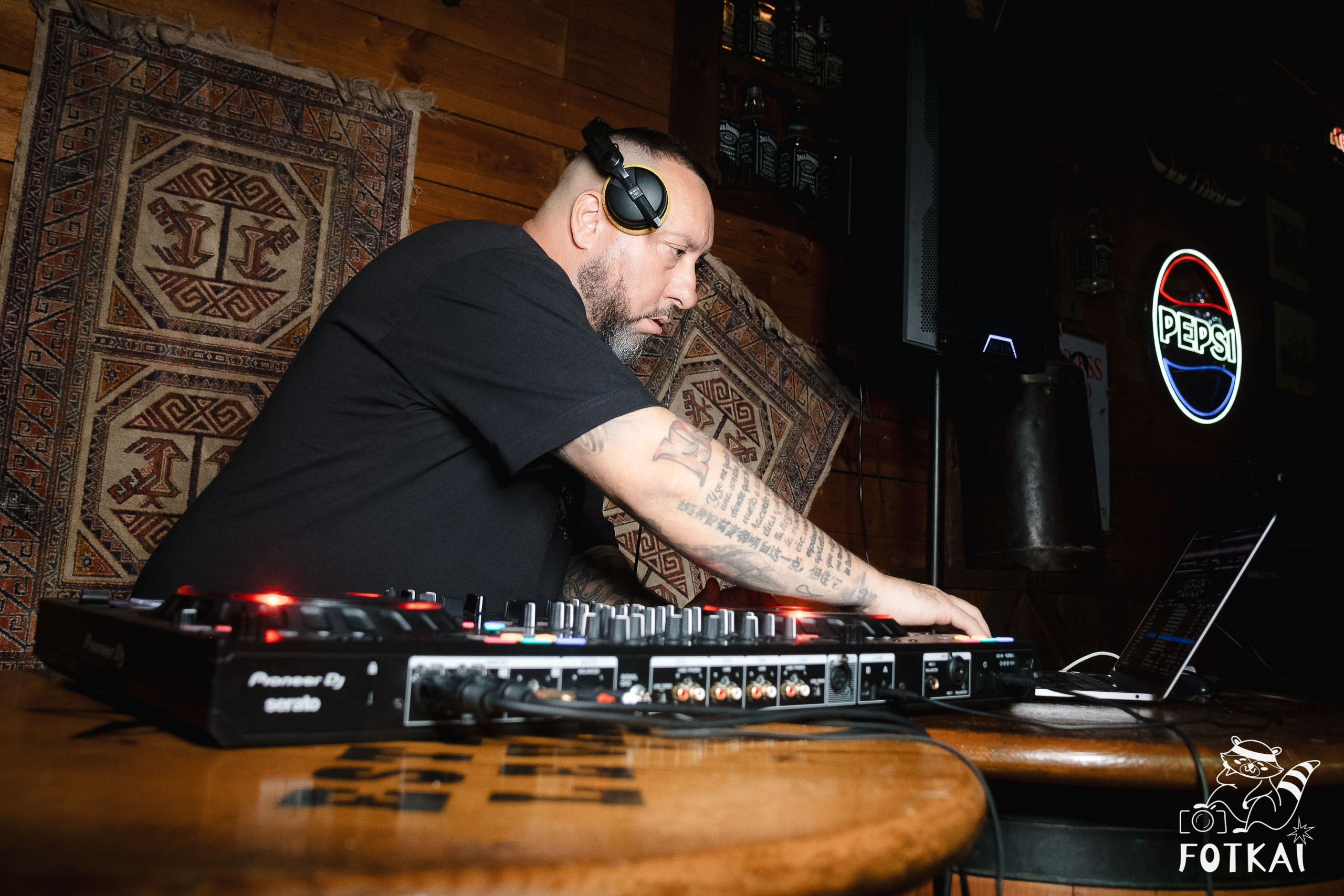 Fiesta Víspera de Festivo en El Paso Rock Bar – Hip Hop Old School | Reportaje fotográfico 08.10.2025 | FOTKAI