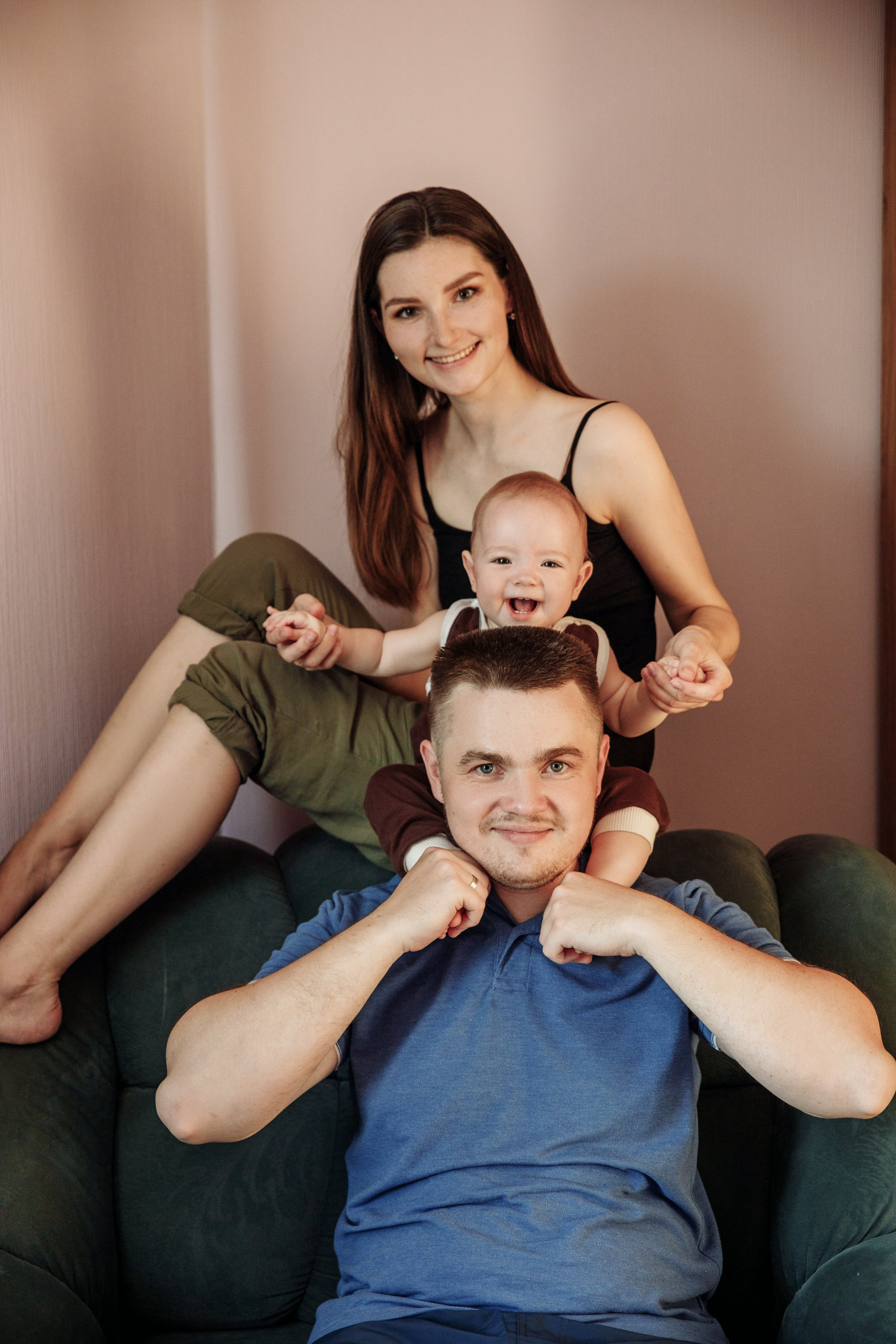 Adorable baby portraits capturing curiosity and first smiles in a natural home setting. Alisa Tant — Family and newborn photographer Bucks County, Montgomery county, Philadelphia, NJ